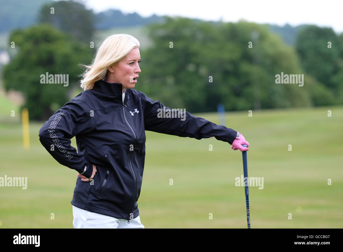 Celtic Manor, Newport, Wales - Samstag, 9. Juli 2016 - The Celebrity Golf Pokalwettbewerb Denise Van Outen suchen besorgt über die Praxis grün. Stockfoto