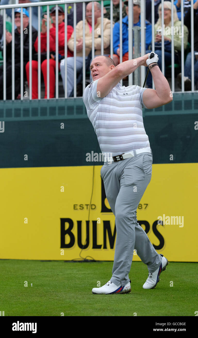 Celtic Manor, Newport, Wales - Samstag, 9. Juli 2016 - The Celebrity Cup Golf Wettbewerb ehemaliger Rugby-Spieler Mike Tindall nimmt seinen Schuss am ersten Abschlag - Tindall ist Kapitän des Team England bei der Veranstaltung. Stockfoto