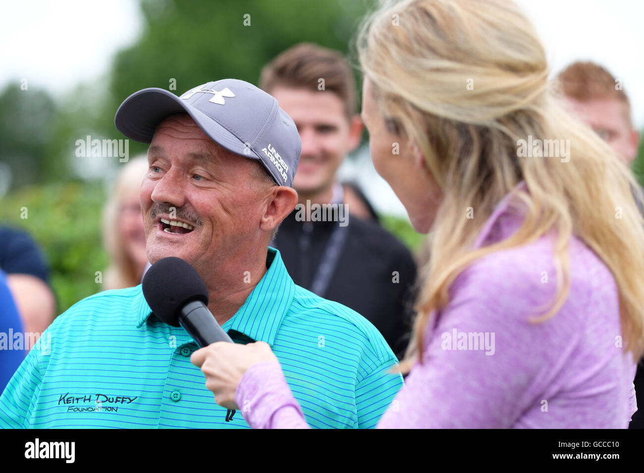 Celtic Manor, Newport, Wales - Samstag, 9. Juli 2016 - The Celebrity Cup Golf Wettbewerb Komiker Brendan O'Carroll spricht ein Mitglied des Team Irland mit Host Di Dougherty. Fotografieren Sie Steven Mai / Alamy Live News Stockfoto