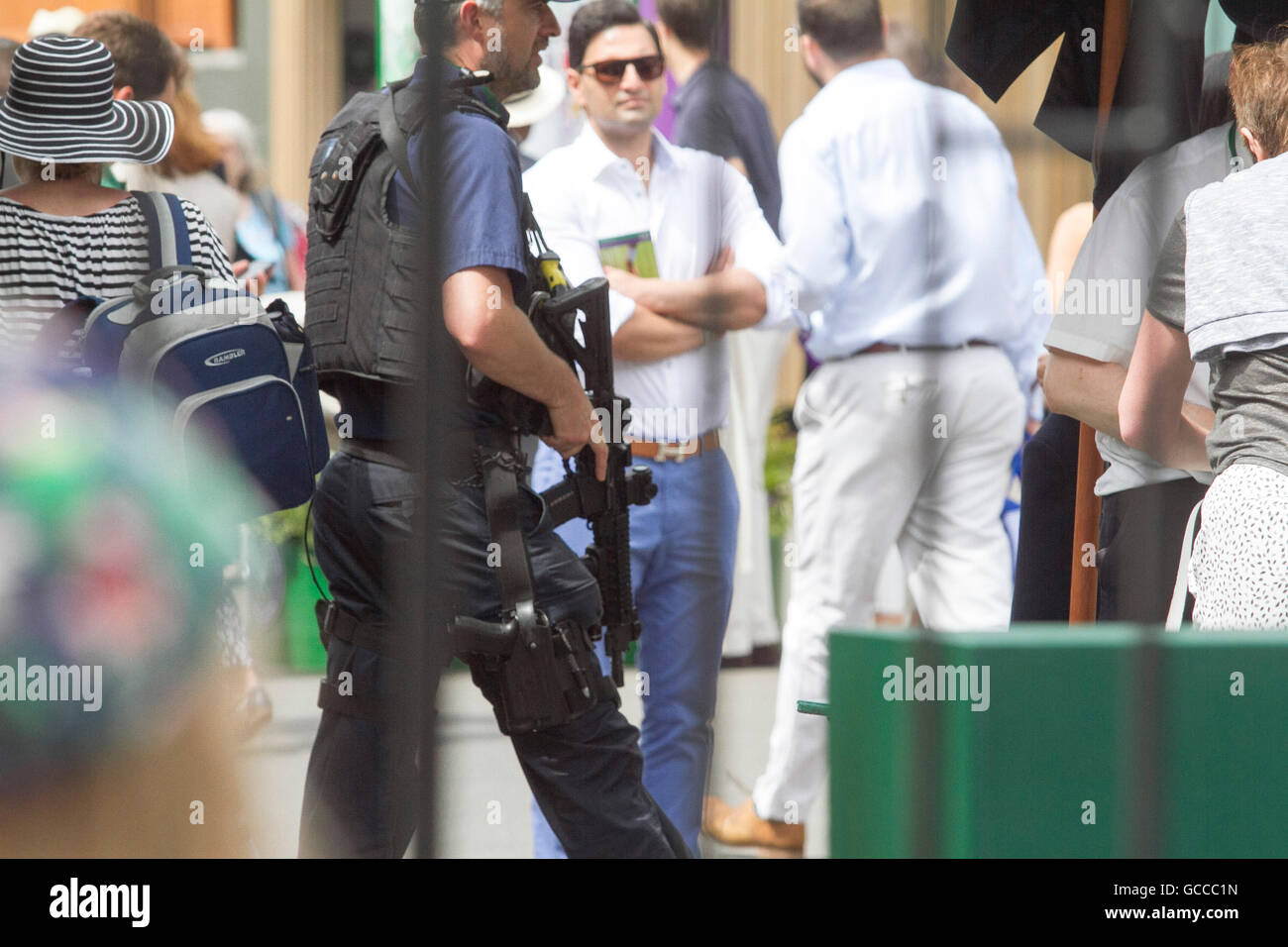 Wimbledon London, UK. 9. Juli 2016. Bewaffnete Polizisten haben ein wachsames Auge auf Wimbledon Damen Finaltag zwischen amerikanischen Profi-Spieler Serena Williams und Angelique Kerber Deutschland Kredit: Amer Ghazzal/Alamy Live-Nachrichten Stockfoto