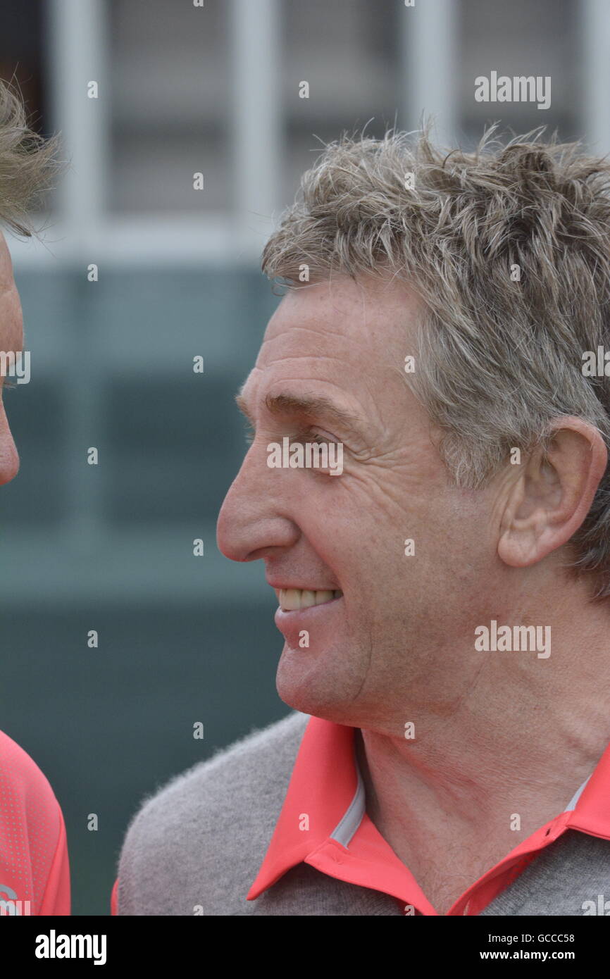 Newport, Wales, UK. 9. Juli 2016. Tag eins von den prominenten Celtic Manor Resort in Newport in Wales, wo TV-Stars aus Wales England Irland Schottland abschlagen. Robert Timoney/AlamyLiveNews. Stockfoto