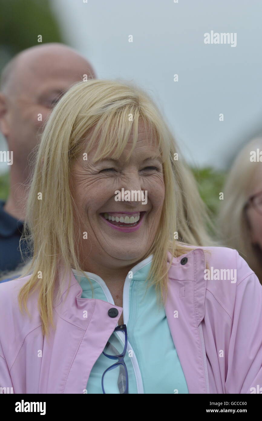 Newport, Wales, UK. 9. Juli 2016. Tag eins von den prominenten Celtic Manor Resort in Newport in Wales, wo TV-Stars aus Wales England Irland Schottland abschlagen. Robert Timoney/AlamyLiveNews. Stockfoto