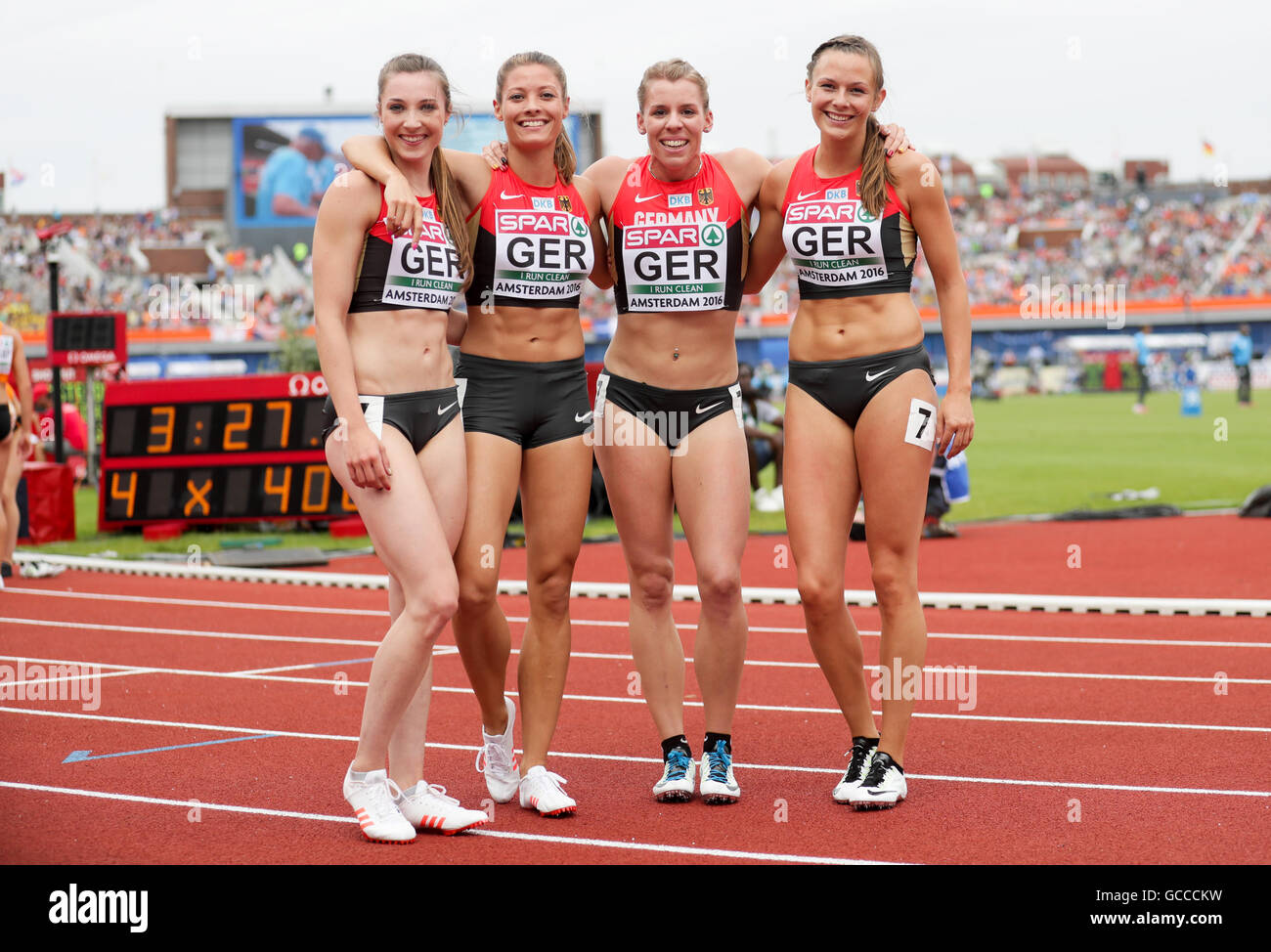 Amsterdam, Niederlande. 9. Juli 2016. Germanys 4x400m-Staffel mit Laura Müller (v.l.), Ruth Sophia Spelmeyer, Lara Hofmann und Friederike Möhlenkamp stellt nach der Qualifikationsrunde bei den Europameisterschaften im Olympiastadion in Amsterdam, Niederlande, 9. Juli 2016. Foto: Michael Kappeler/Dpa/Alamy Live News Stockfoto