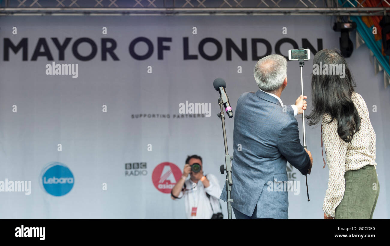 London, UK.  9. Juli 2016.  Londons erste muslimische Bürgermeister von London, Sadiq Khan und BBC TV-Moderatorin, Konnie Huq, nehmen ein Selbstporträt auf der Bühne auf dem EID Festival auf dem Trafalgar Square. Bildnachweis: Stephen Chung / Alamy Live News Stockfoto