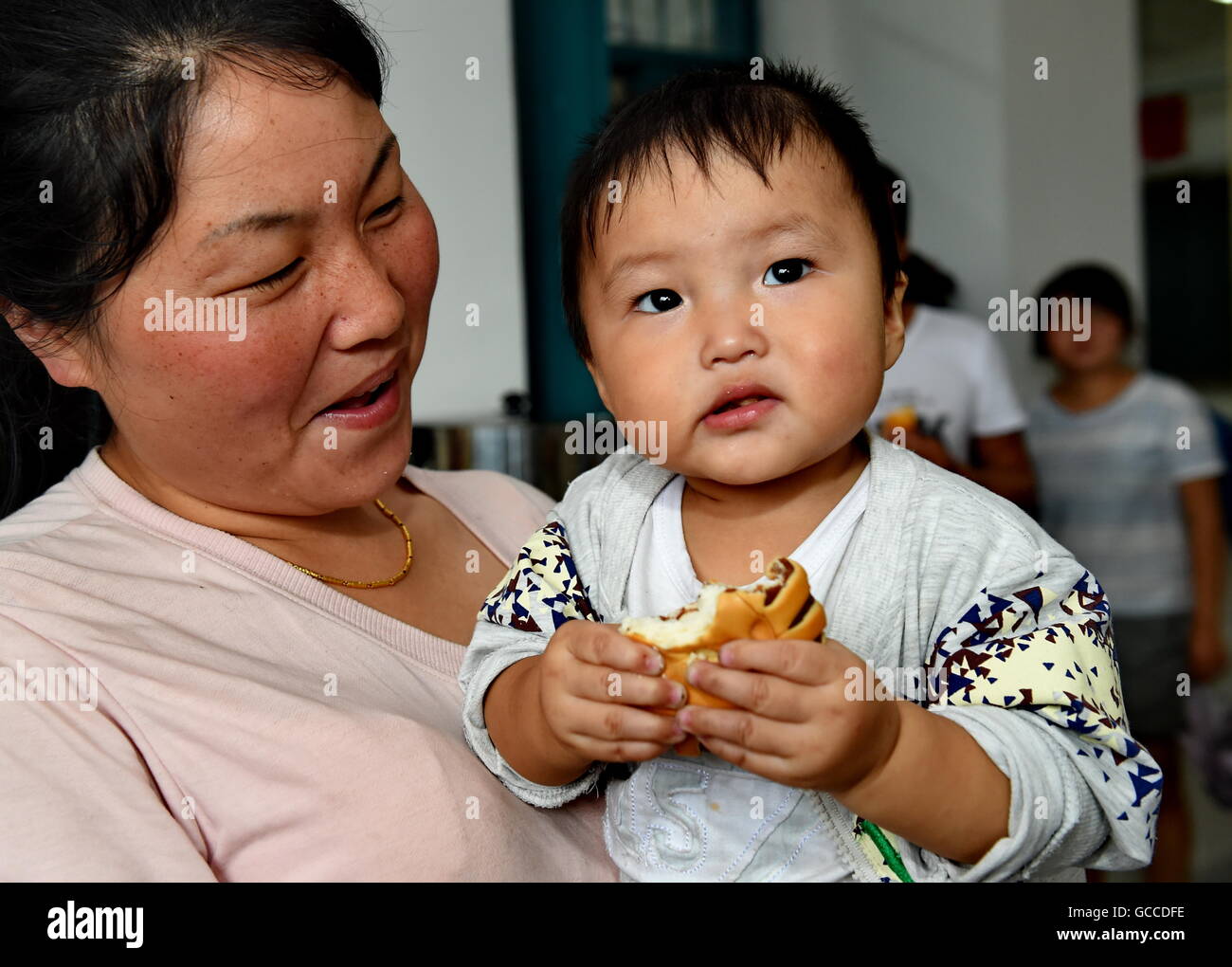 Putian, der chinesischen Provinz Fujian. 9. Juli 2016. Eine Mutter mit ihrem Kind hat eine Pause in einer Notunterkunft in einer Grundschule von Licheng Bezirk in Putian, Südosten der chinesischen Provinz Fujian, 9. Juli 2016. Nepartak, der erste Taifun des Jahres brachten Starkregen in der Stadt. Mehr als 59.000 Mitarbeiter wurden Sicherheit dorthin verlegt. Bildnachweis: Zhang Guojun/Xinhua/Alamy Live-Nachrichten Stockfoto