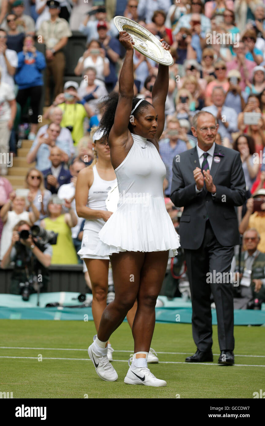 Wimbledon, London, UK. 9. Juli 2016. Serena Williams mit Gewinner Trophy Serena Williams V Angelique Kerber der Wimbledon Championships 2016 die All England Tennis Club, Wimbledon, London, England 9. Juli 2016 Damen Einzel Finaltag den All England Tennis Club, Wimbledon, London, England 2016 Kredit: Allstar Bild Bibliothek/Alamy Live-Nachrichten Stockfoto