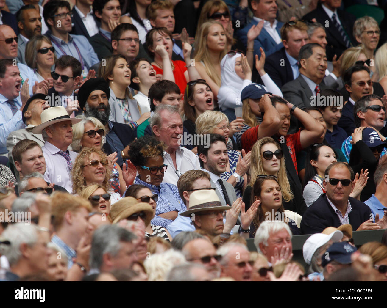 Wimbledon, London, UK. 9. Juli 2016. Wimbledon Tennis Championships Tag 13. Die Centre Court Masse reagiert während des Spiels in der das Einzel Finale zwischen Nummer 1 Samen Serena Williams (USA) und Nummer 4 Samen Angelique Kerber (GER). Bildnachweis: Action Plus Sport Bilder/Alamy Live News Stockfoto