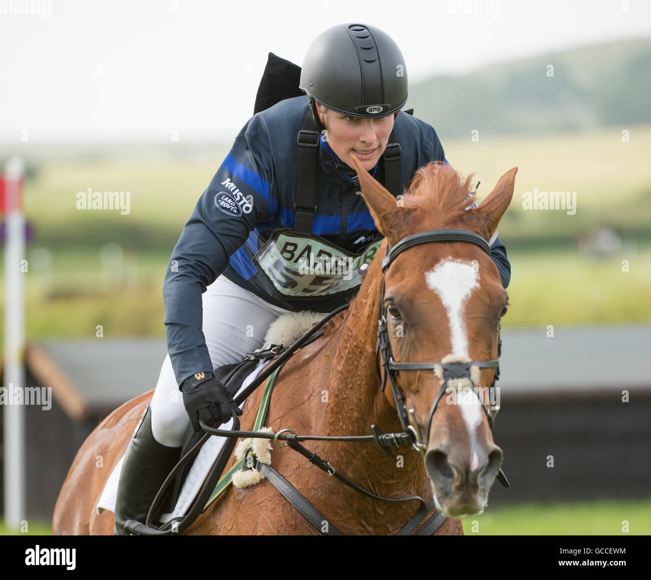 Barbary, Wiltshire, Großbritannien, 9. Juli 2016, Zara Tindall und ihr Pferd Tropfen Schnaps nehmen Sie Teil an der Cross Country-Phase bei den Barbury International Horse Trials 2016. Bildnachweis: Trevor Holt/Alamy Live-Nachrichten Stockfoto