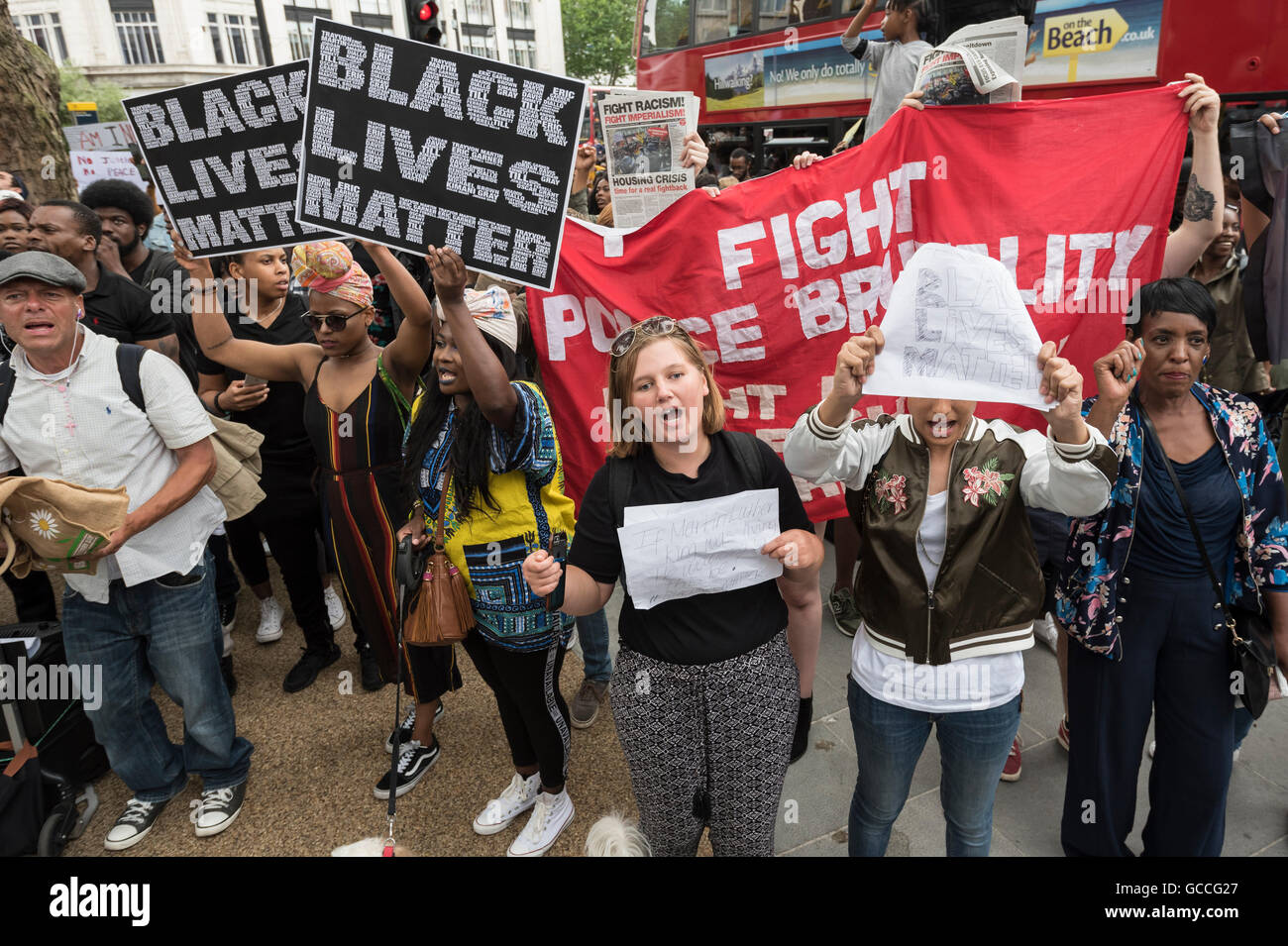 London, UK.  9. Juli 2016.  Anwohner halten eine "Black lebt Materie" Rallye, Brixton Polizeistation vorbei, um Solidarität mit denen, die ihr Leben in den letzten Polizei verloren ähnliche Vorfälle in den USA. Bildnachweis: Stephen Chung / Alamy Live News Stockfoto