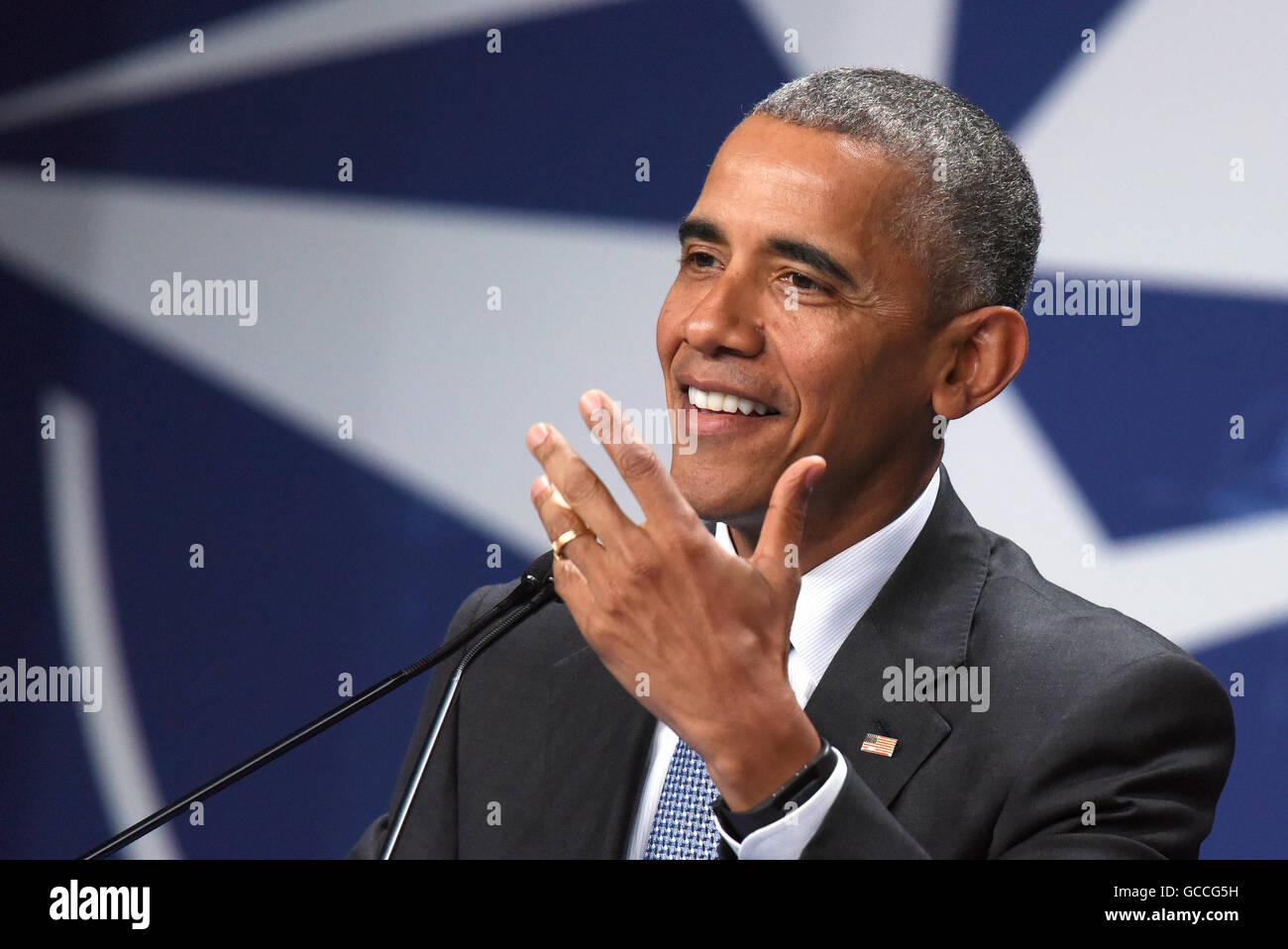 Warschau, Polen. 9. Juli 2016. US-Präsident Barack Obama spricht auf einer Pressekonferenz im Nationalstadion während des NATO-Gipfels in Warschau, Polen, 9. Juli 2016. Die Staats-und Regierungschefs der NATO-Mitgliedstaaten sind Einberufung zum NATO-Gipfel über ihre abgestimmten Strategien auf Russland während des Gipfels vom 8. Juli bis 8. Juli 2016 beraten. Foto: Rainer Jensen/Dpa/Alamy Live-Nachrichten Stockfoto