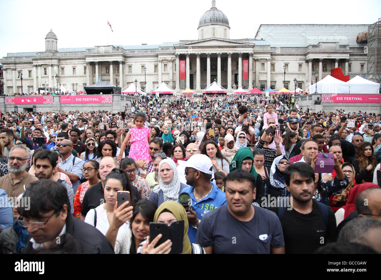 London, UK. 9. Juli 2016. Bürgermeister von London, Sadiq Khan, befasst sich ein großer Andrang während der Eid Feierlichkeiten auf dem Trafalgar Square. Sadiq Khan ist Londons erste muslimische Bürgermeister. Bildnachweis: Dinendra Haria/Alamy Live-Nachrichten Stockfoto