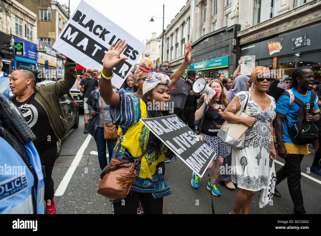 London, UK. 9. Juli 2016. Aktivisten aus Gruppen, darunter Black lebt Angelegenheit UK marschieren in Brixton in Solidarität mit Alton Sterling und Philando Kastilien, die tödlich durch die Polizei in Dallas und Minnesota letzte Woche erschossen wurden. Die Teilnehmer des Marsches auch erinnerte sich an viele andere Opfer von Polizeigewalt, sowohl in den USA und in Großbritannien. Stockfoto