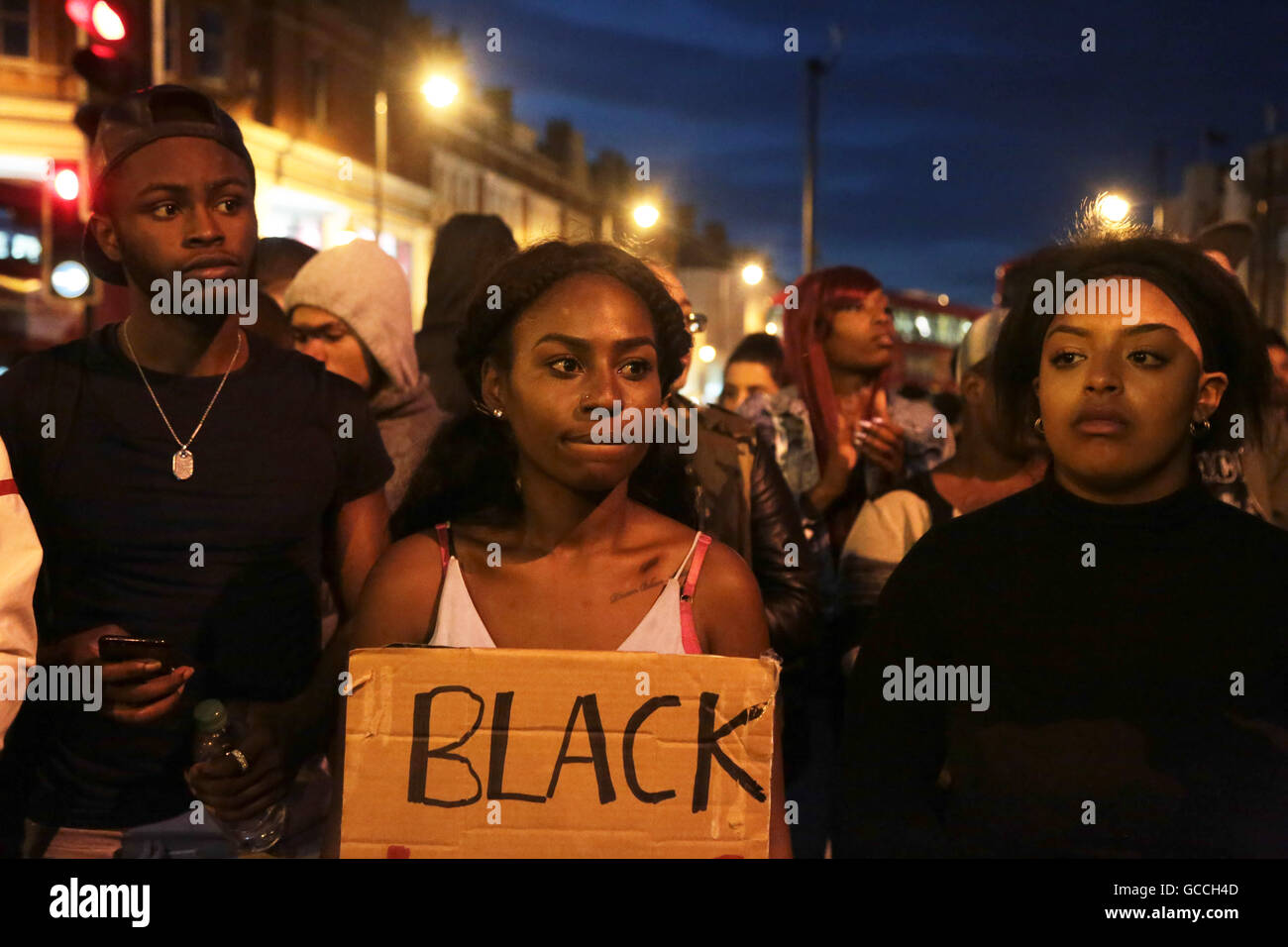 London UK. 07.09.2016 Demonstranten während Black lebt Angelegenheit Solidaritätskundgebung in Brixton South London aus Protest gegen die Erschießung von zwei schwarze Männer von der Polizei in Amerika. Der Marsch ist als Reaktion auf die tödlichen Schüsse von Philando Kastilien in Minnesota und Alton Sterling in Louisiana. Stockfoto