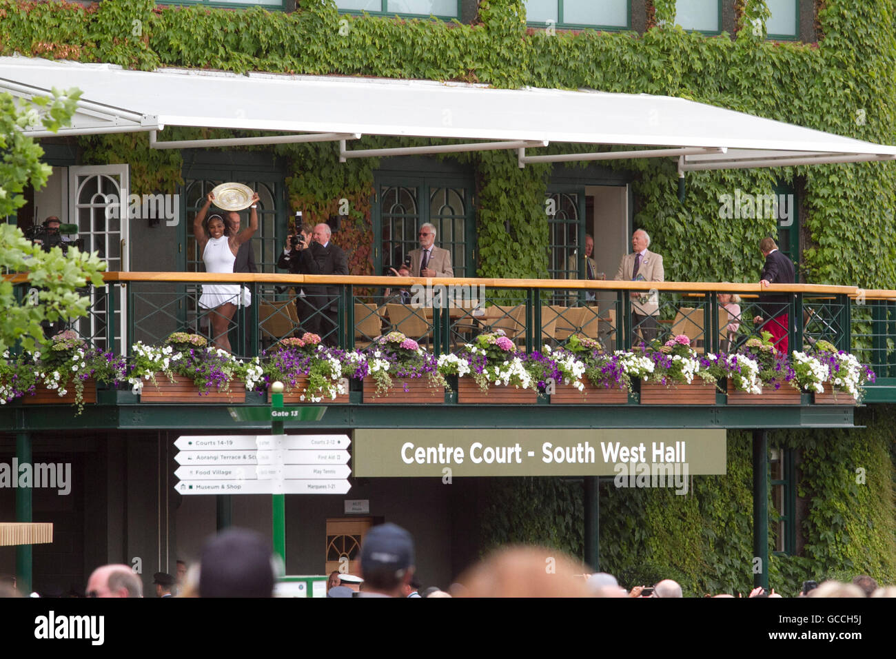 Wimbledon London, UK. 9. Juli 2016. Amerikanische Serena Williams hält Venus Rosewater Dish aus dem Centre Court Balkon gegenüber ihren Fans nach dem Gewinn ihrer 7. Damen-Einzel-Titel gegen Angelique Kerber um Steffi Grafs 22 Grand-Slam-Titel Rekord Credit gleich: Amer Ghazzal/Alamy Live-Nachrichten Stockfoto