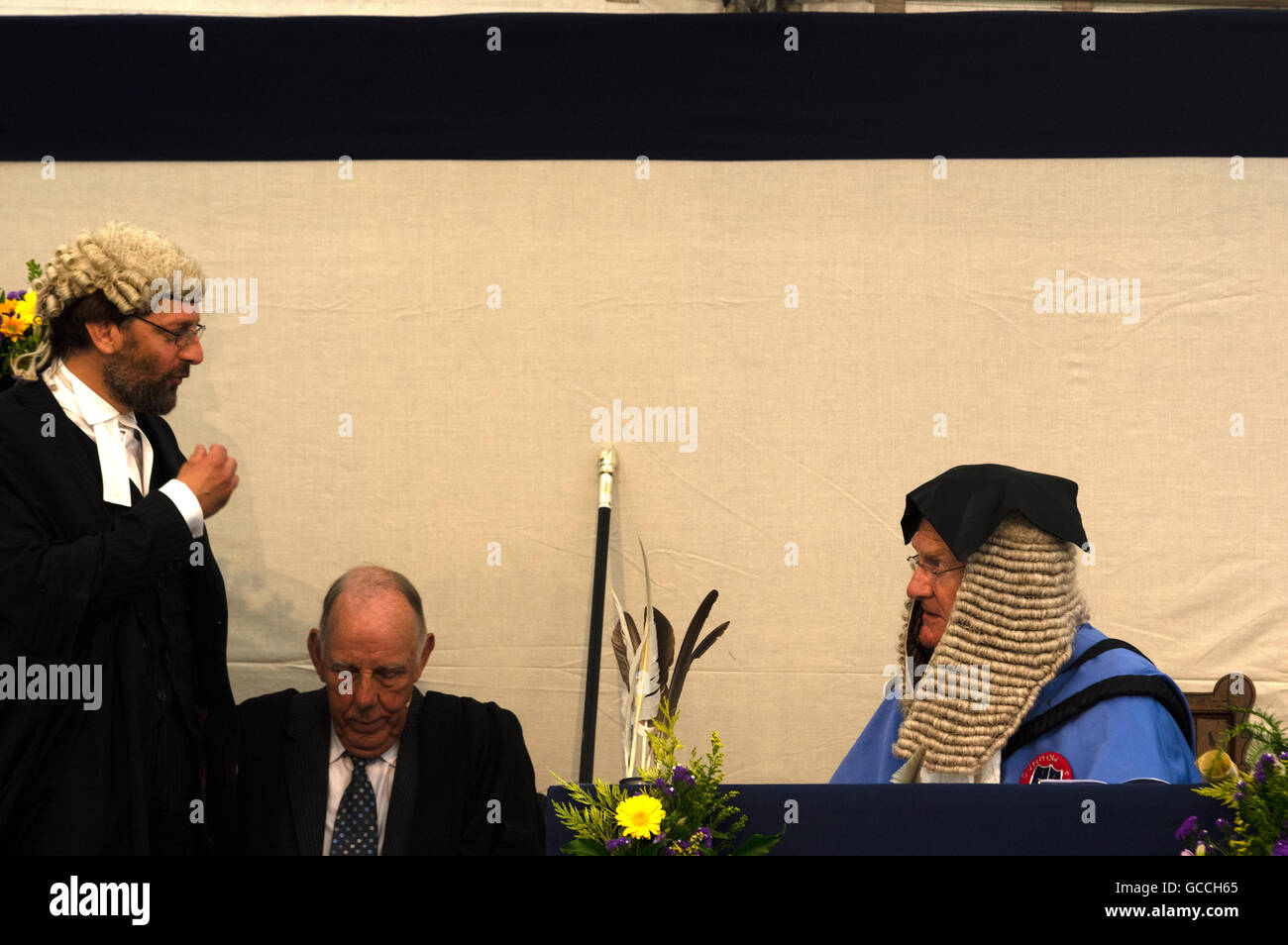 Dunmow Essex Uk. Flitch Studien.  Dieses Ereignis geht auf Anglo-Saxon Zeiten zurück und wird alle 4 Jahre statt.  Verheiratete Paare erscheinen vor einem mock Gericht zu zeigen, dass sie nie Quarelled.  Erfolgreiche Paare werden ein Flitch Speck vergeben.  Der Richter trägt eine schwarze Kappe, die traditionell vor Weitergabe Todesurteil erfolgt.  Anwalt und Gericht Usher blicken auf.  Das Gericht muss nicht die Möglichkeit der Weitergabe zum Tode verurteilt. Stockfoto