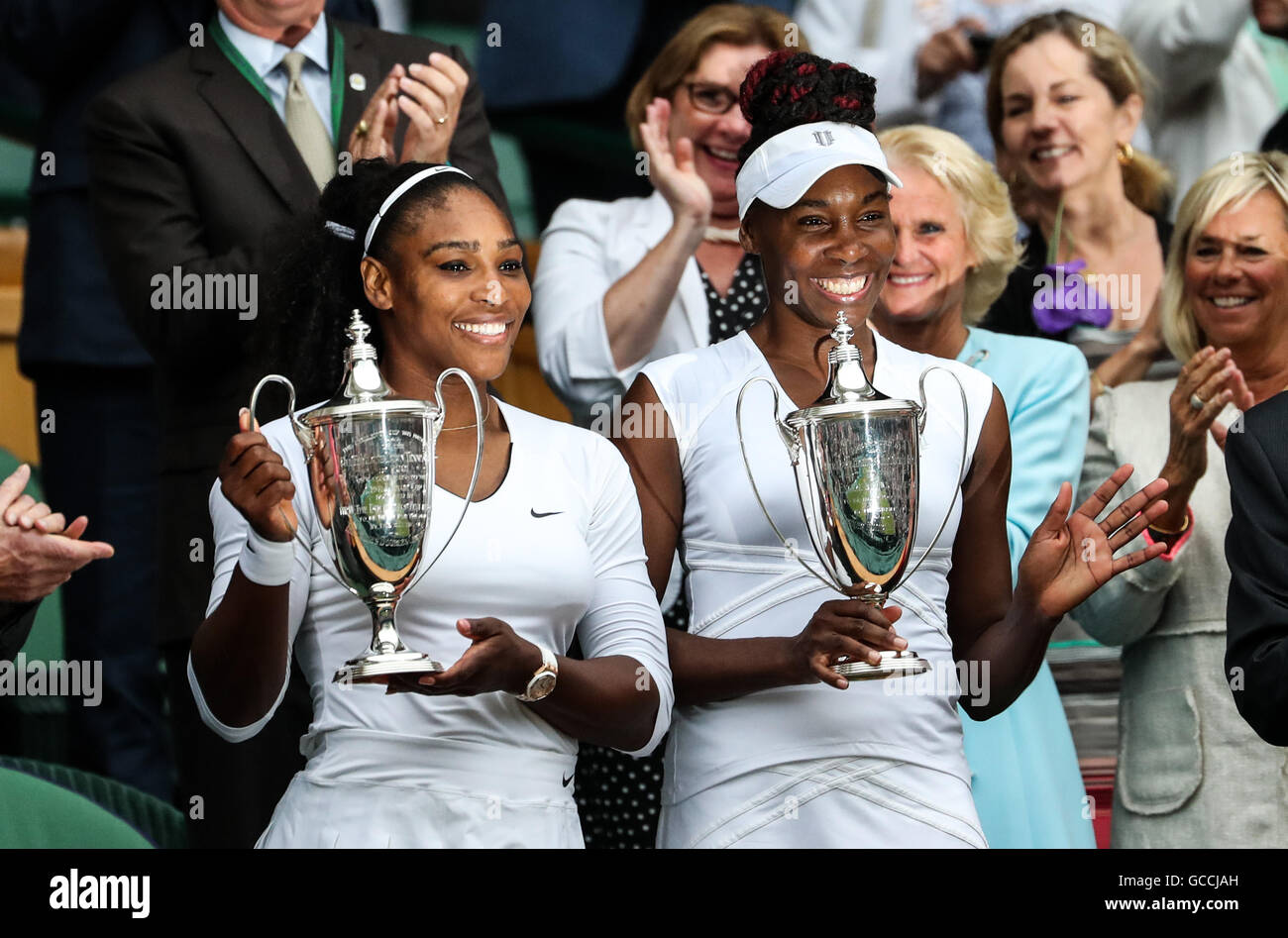 London, UK. 9. Juli 2016. Meister Serena Williams (L) und Venus Williams aus den USA feiern mit Trophäen nach dem Gewinn der Frauen Finale gegen Yaroslava Shvedova von Kasachstan und Timea Babos Ungarns an The Championships Wimbledon 2016 in London, Großbritannien am 9. Juli 2016 verdoppelt. Die Williams-Schwestern behauptete den Titel mit 2: 0. © Tang Shi/Xinhua/Alamy Live-Nachrichten Stockfoto