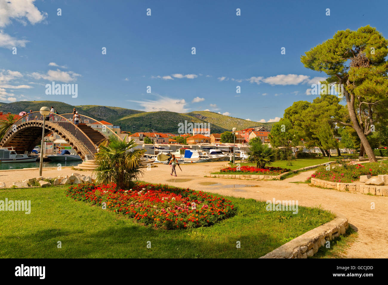 Stadtpark in Trogir, Kroatien und Kanal, Trogir vom kroatischen Festland trennt. Stockfoto