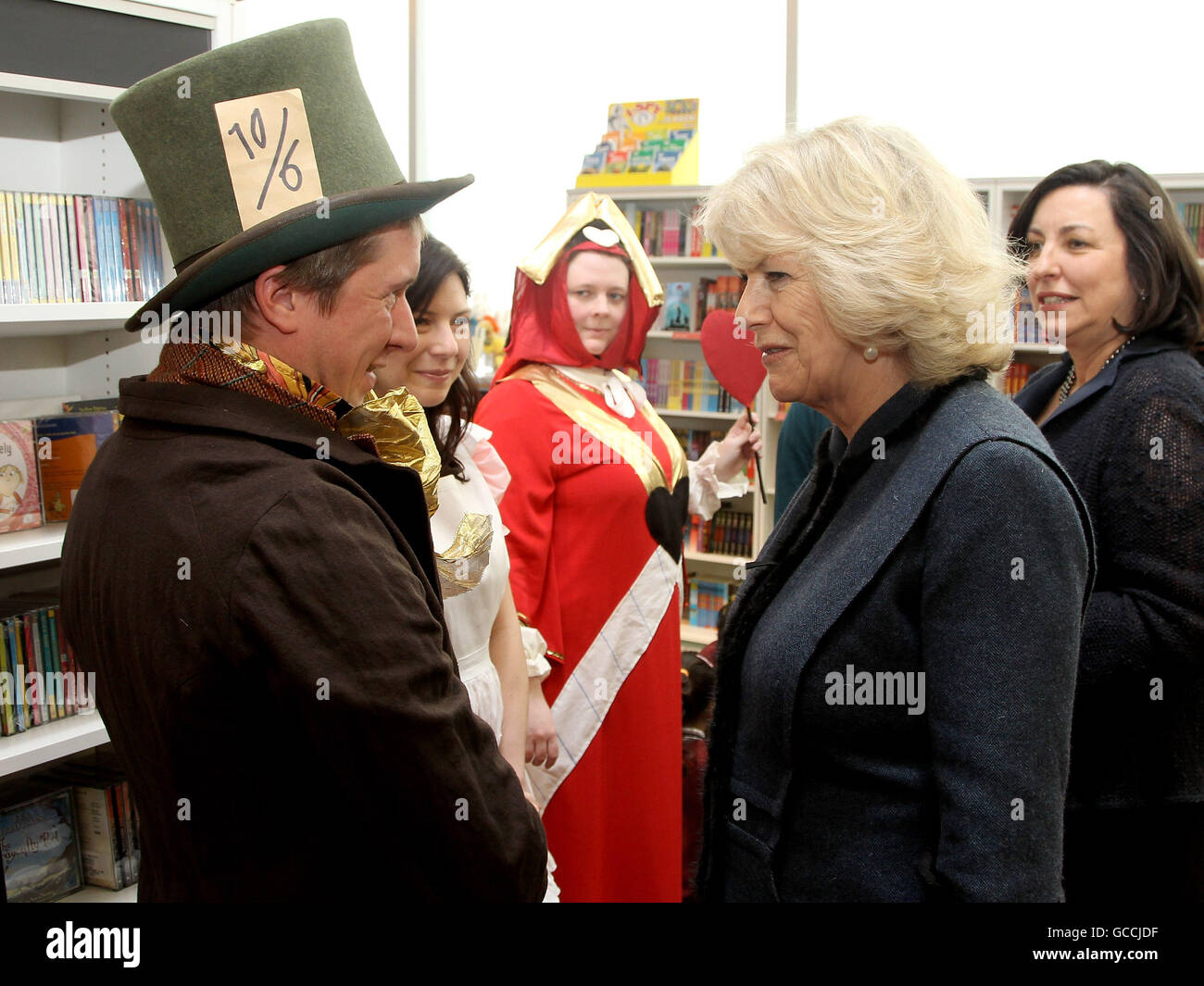 Die Herzogin von Cornwall trifft Katherine Kingsford (Queen of Hearts), Tom Walker (Mad Hatter) und Marieke Van Hoof (Alice) bei einem Besuch einer Mad Hatters Tea Party in Foyles, Westfield in London, zum Weltbuchtag Stockfoto