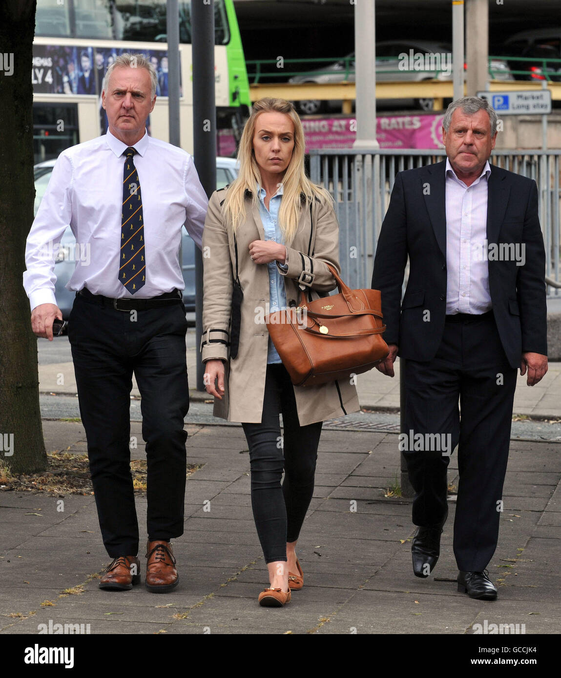 (links nach rechts) Ex-Mann Garry Hartley, Tochter Charlotte Hartley und Bruder Graham Cook Ankunft in Preston Krone Gericht für die Testversion von Sarah Williams, der des Mordes an Sadie Hartley beschuldigt wird. Stockfoto