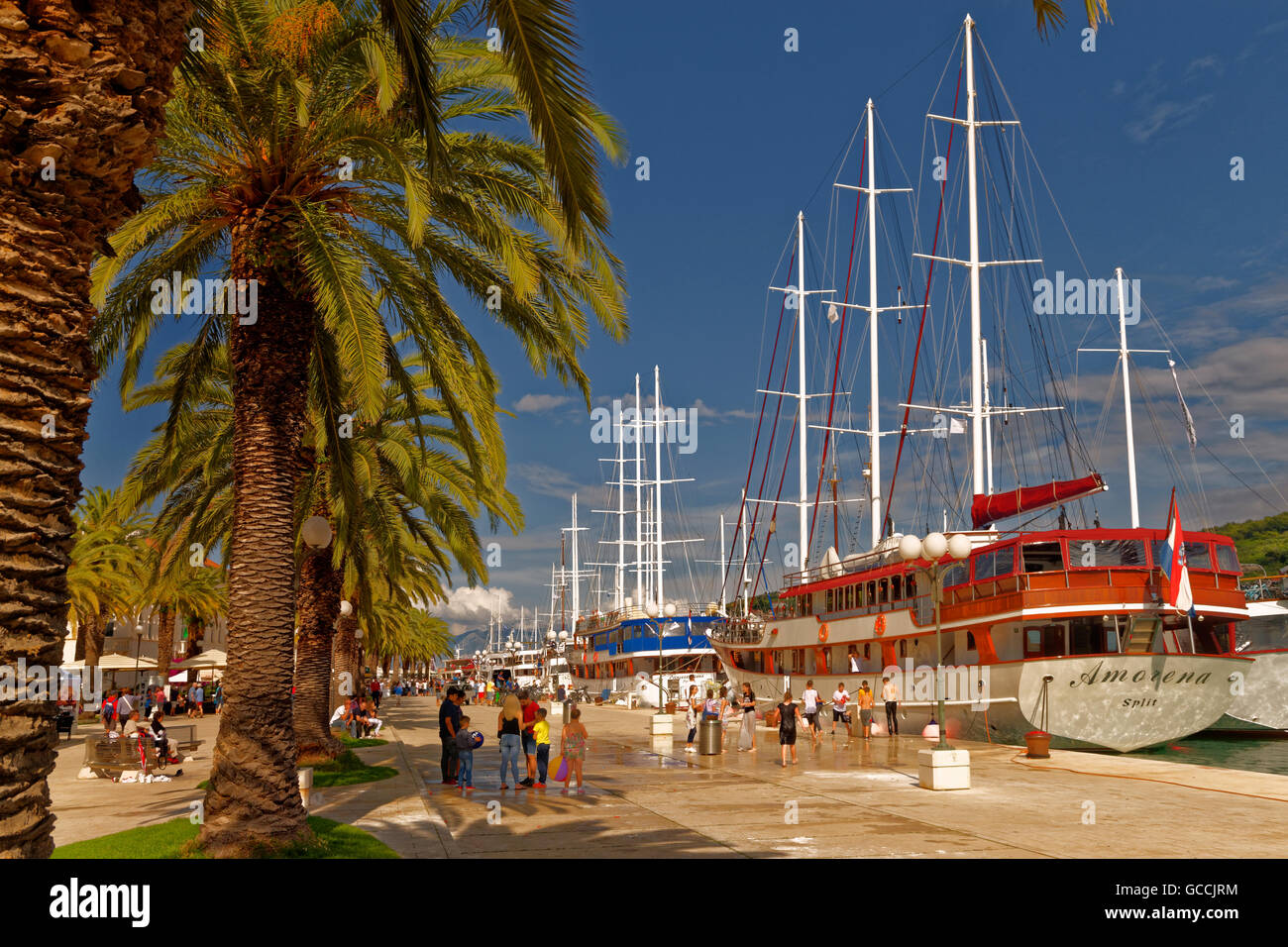 Uferpromenade von Trogir, in der Nähe von Split in Kroatien. Stockfoto