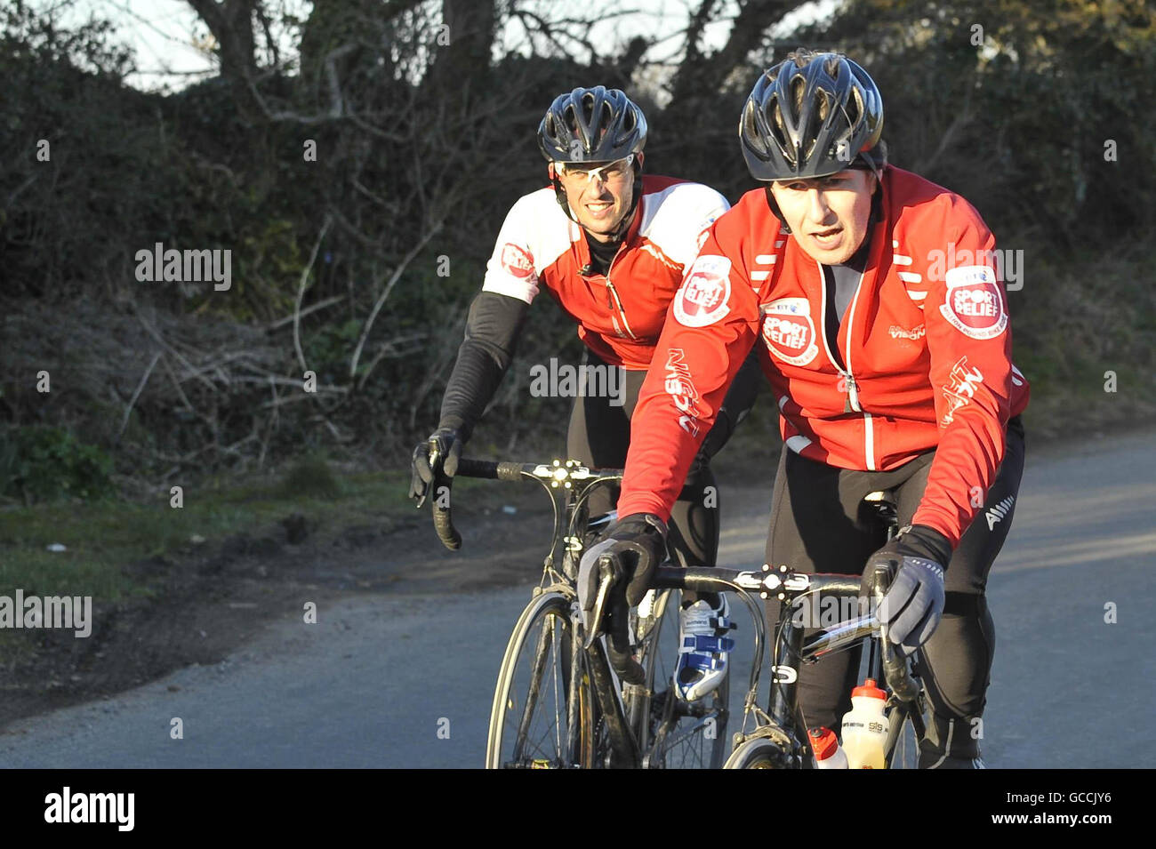 Patrick Kielty (rechts) kommt auf dem Campingplatz Lavender Fields in der Nähe von Camborne an, um David Walliams die letzte Etappe zu übergeben, um die BT Sport Relief Million Pound Bike Ride zu beenden. Stockfoto