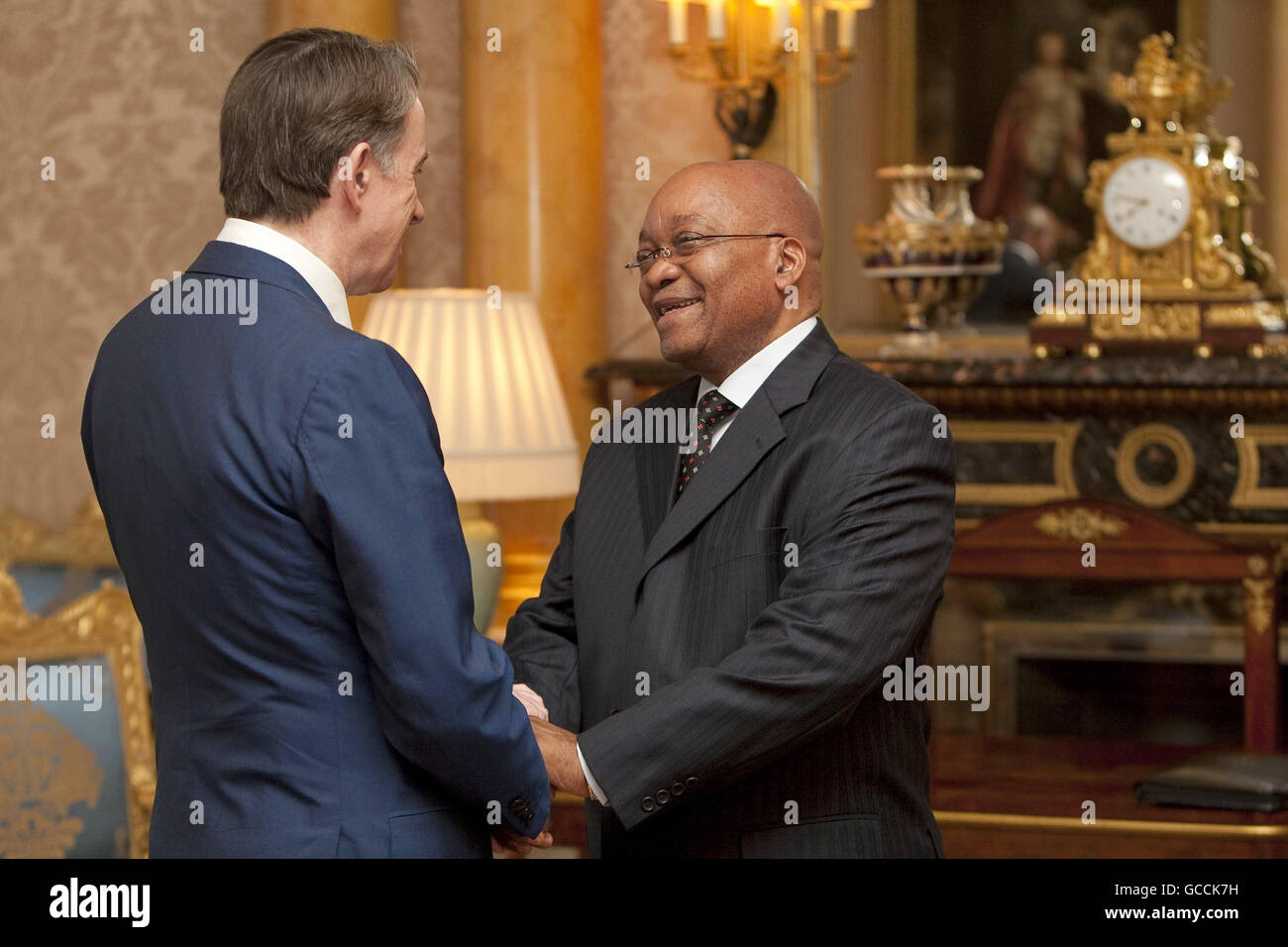 Der südafrikanische Präsident Jacob Zuma trifft Wirtschaftsminister Lord Mandelson vor einem Geschäftsfrühstück im Buckingham Palace im Zentrum von London am letzten Tag seines Staatsbesuchs in Großbritannien. Stockfoto