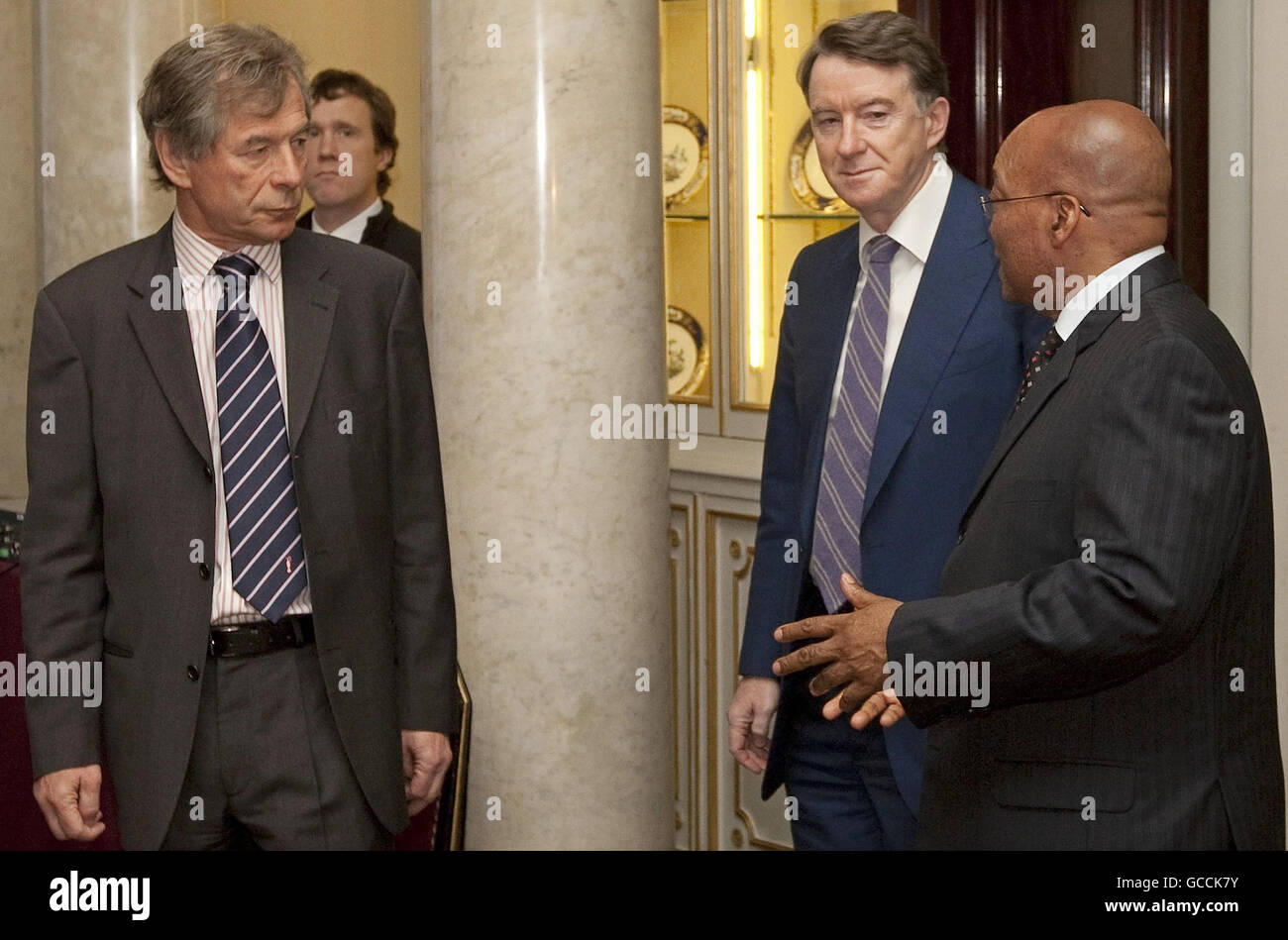 Der südafrikanische Präsident Jacob Zuma spricht mit dem stellvertretenden Präsidenten des britischen Industrieverbands (CBI), Martin Broughton (links), und dem Wirtschaftsminister Lord Mandelson bei einem Geschäftsfrühstück am letzten Tag seines Staatsbesuches in Großbritannien im Buckingham Palace im Zentrum von London. Stockfoto