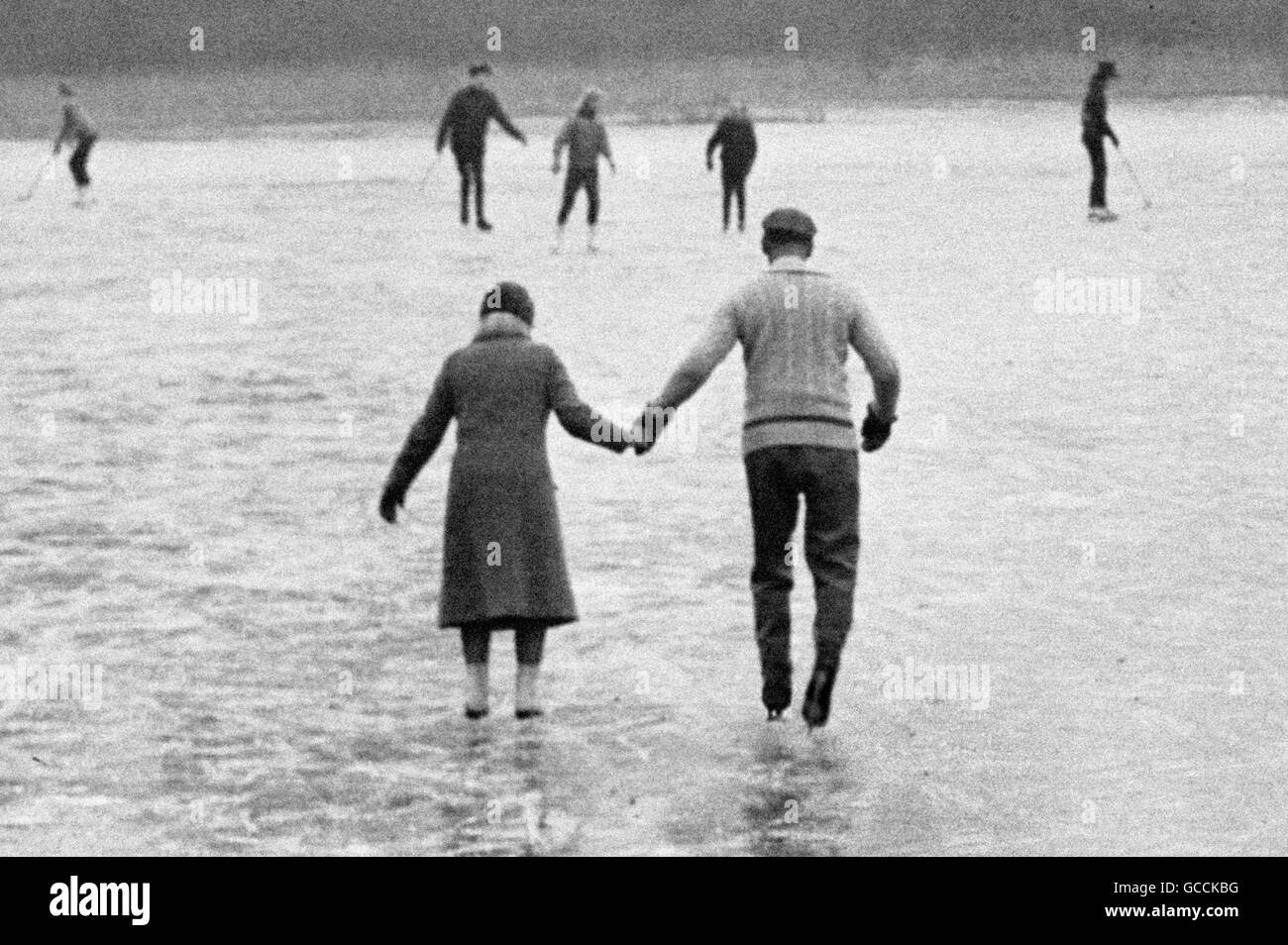 Schlittschuhläufer am Boxing Day nutzen den gefrorenen Englemere Lake in Ascot, in der Grafschaft von Bergen. Stockfoto