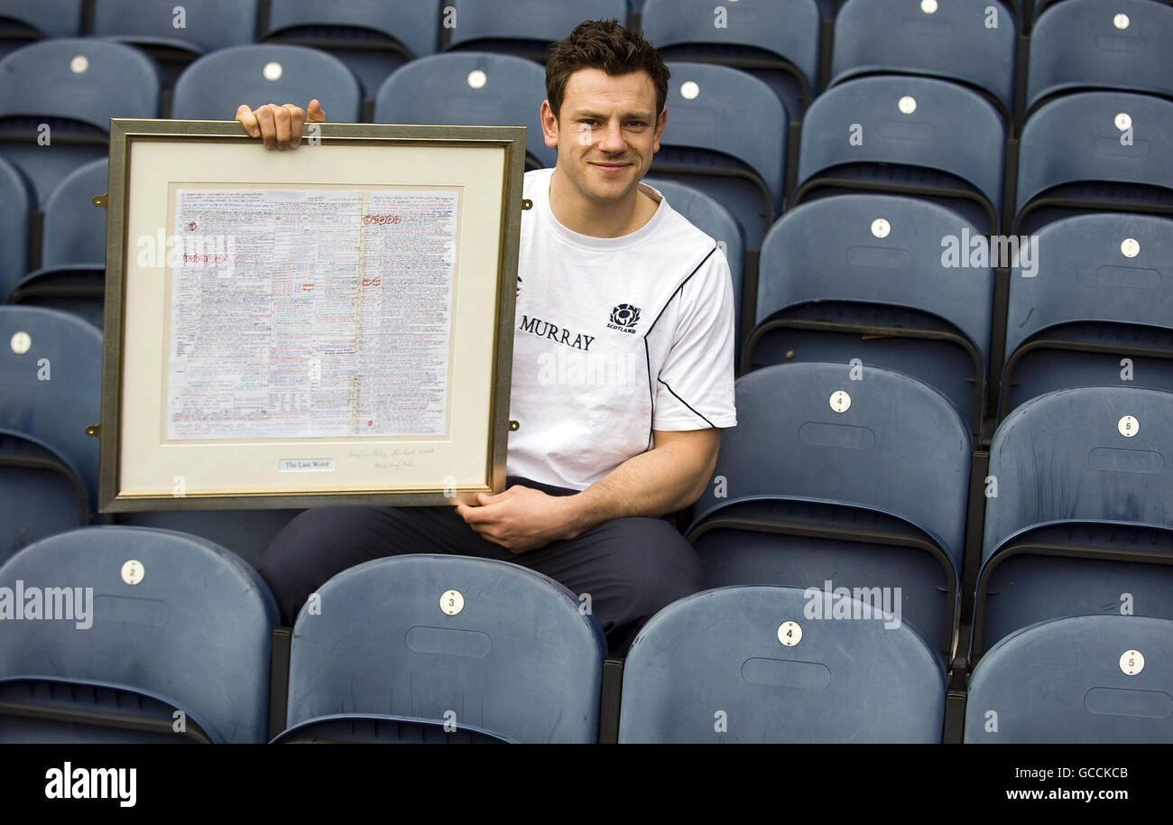 Der schottische Nick De Luca zeigt eine Hommage an Bill McLaren mit einem gerahmten Druck seiner letzten Worte nach einer Teamansage in Murrayfield, Edinburgh. Stockfoto