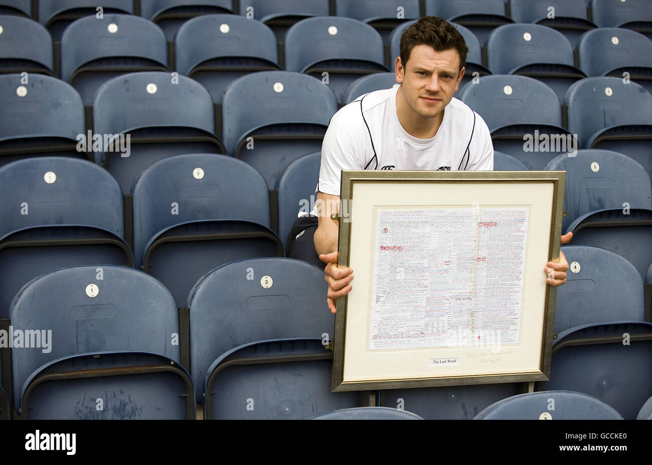 Der schottische Nick De Luca zeigt eine Hommage an Bill McLaren mit einem gerahmten Druck seiner letzten Worte nach einer Teamansage in Murrayfield, Edinburgh. Stockfoto