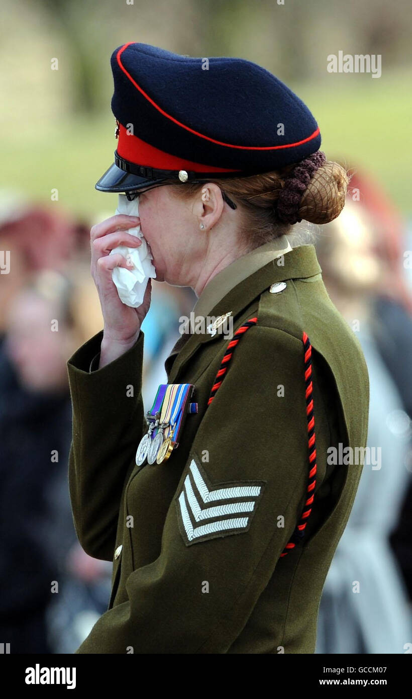 Ein Soldat zollt heute beim Begräbnis von Kingsman Sean Dawson in der St. Pauls Church, Stalybridge bei Manchester, Respekt. Stockfoto