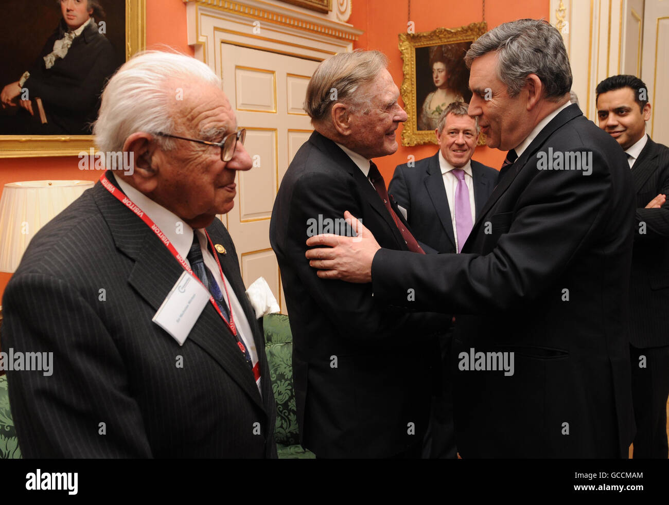 Premierminister Gordon Brown trifft Denis Avey, der dem deutschen Häftling Ernst Lobethall geholfen hat, Auschwitz zu überleben, wie Sir Nicholas Winton, 100, (links), der 669 die Rettung von 1939 hauptsächlich jüdischen Kindern mit dem Zug aus Prag organisierte, während eines Empfangs in der Downing Street, London, Gehalten, um Briten zu ehren, die halfen, Juden und andere verfolgte Gruppen während des Zweiten Weltkriegs zu retten. Stockfoto