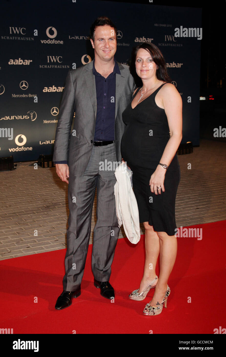 Michael Vaughan und seine Frau Nichola kommen zur Laureus Welcome Party, am Vorabend der Laureus World Sports Awards, im Fairmont Hotel in Abu Dhabi an. Stockfoto