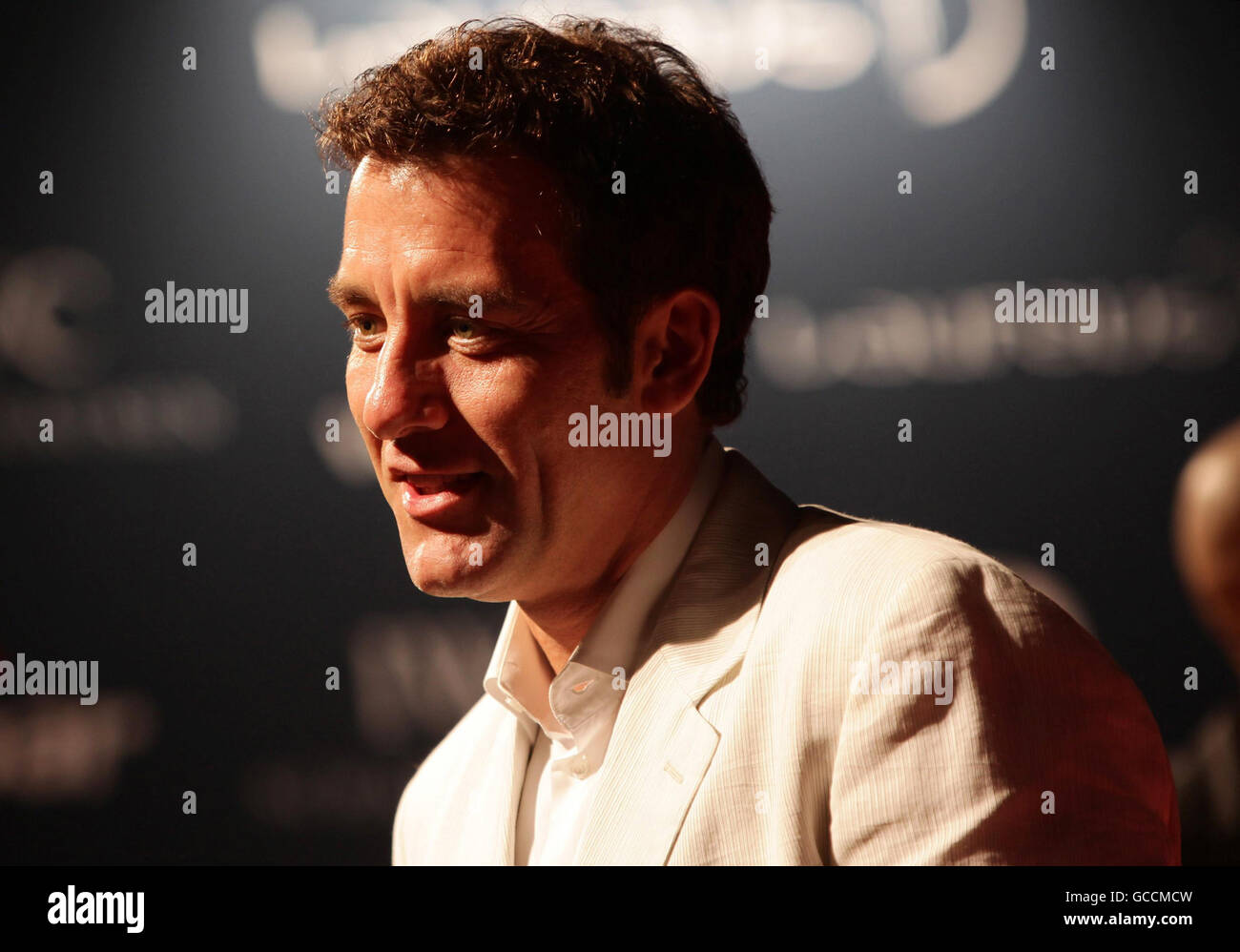 Clive Owen bei der Laureus Welcome Party am Vorabend der Laureus World Sports Awards im Fairmont Hotel in Abu Dhabi. Stockfoto