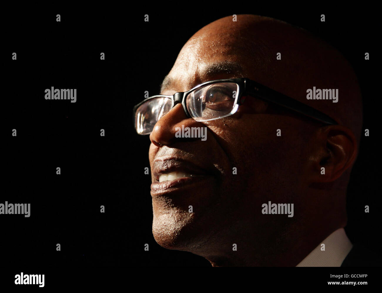 Edwin Moses kommt bei der Laureus Welcome Party am Vorabend der Laureus World Sports Awards im Fairmont Hotel in Abu Dhabi an. Stockfoto