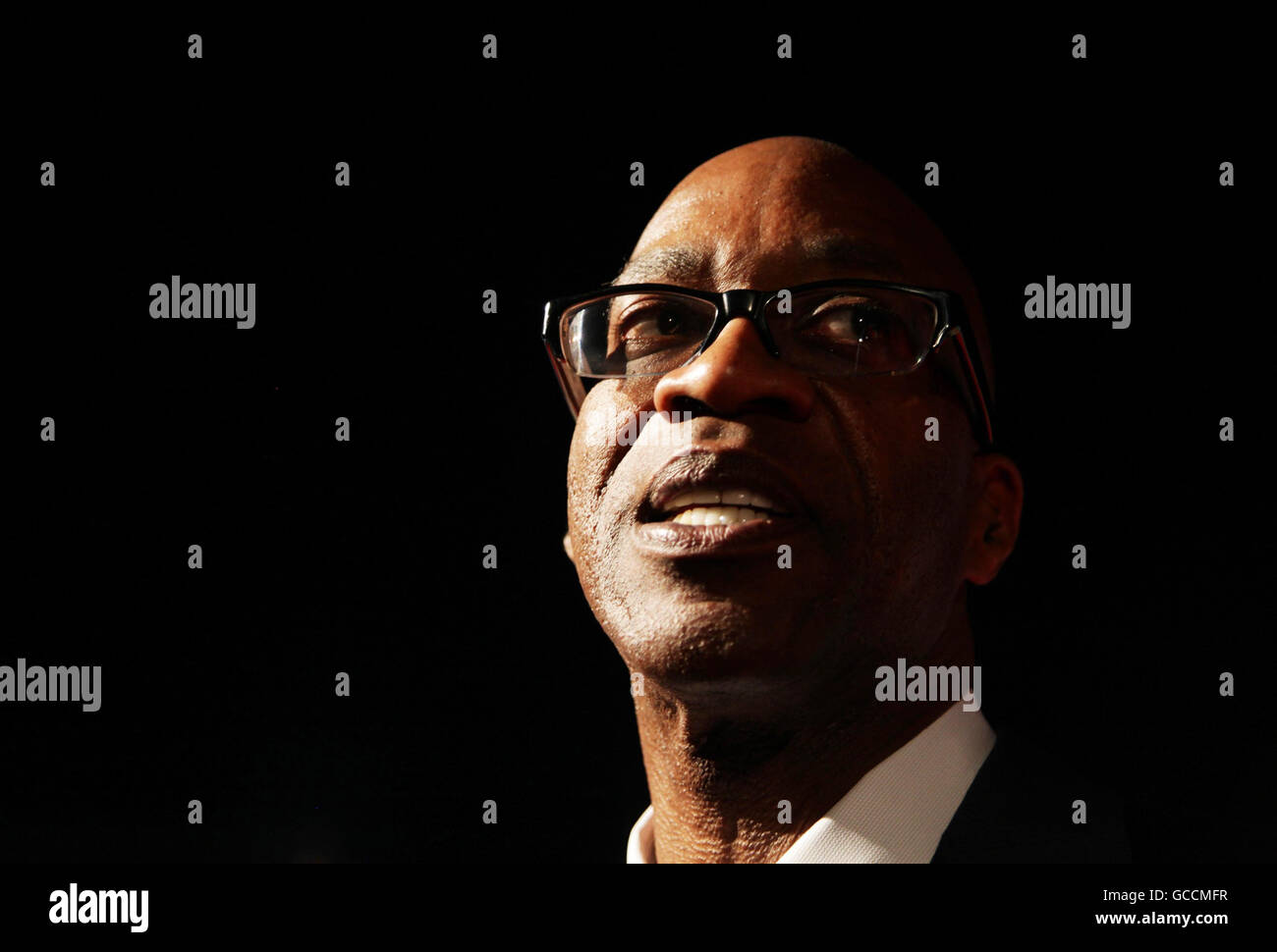 Edwin Moses kommt bei der Laureus Welcome Party am Vorabend der Laureus World Sports Awards im Fairmont Hotel in Abu Dhabi an. Stockfoto