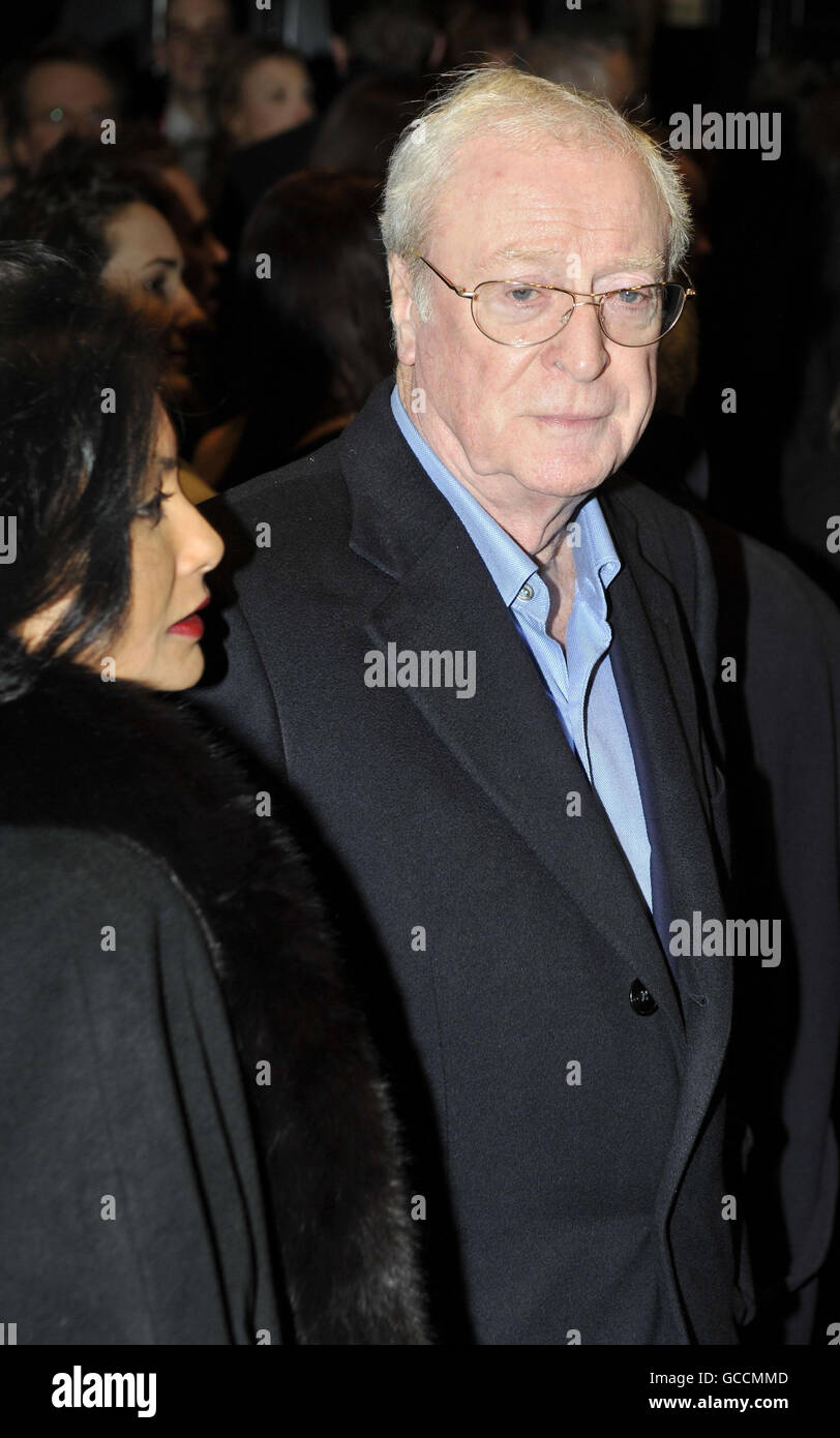 Sir Michael Caine und Gräfin Shakira Caine kommen zur Weltpremiere von Lord Andrew Lloyd Webbers neuer Produktion Love Never Dies - the follow-up to the Phantom of the Opera, im Adelphi Theatre, London. Stockfoto