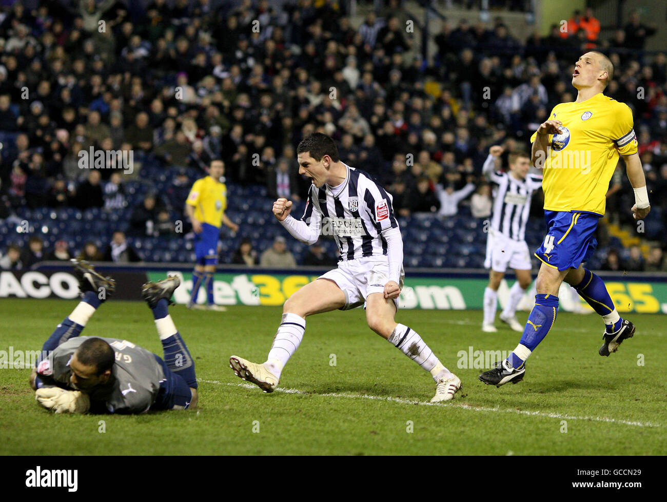 Graham Dorrans von West Brom feiert das Tor von Teamkollege Robert Koren, während Sheffield-Torhüter Lee Grant am Mittwoch auf Grund liegt und Darren Purse niedergeschlagen steht Stockfoto