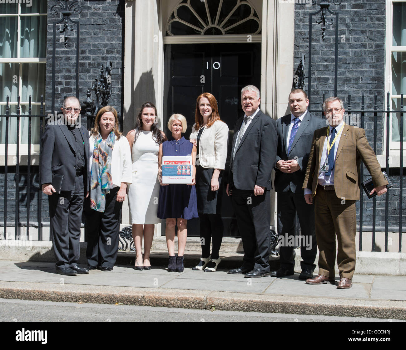 (Links nach rechts) Der Reverend Canon Ken Peters, Kirsten Oswald MP, Yvonne MacHugh, Lisa Dunn, Joanne Thomlinson, Ian Lavery MP, Jonathan Arnott Europaabgeordnete und Brendan O'Hara MP, präsentieren eine Petition mit 350.000 Unterschriften zur Downing Street für die Freigabe von mehreren britischen Männern, die im Gefängnis in Indien für Schusswaffen Gebühren für die letzten 1000 Tage stattgefunden haben. Stockfoto