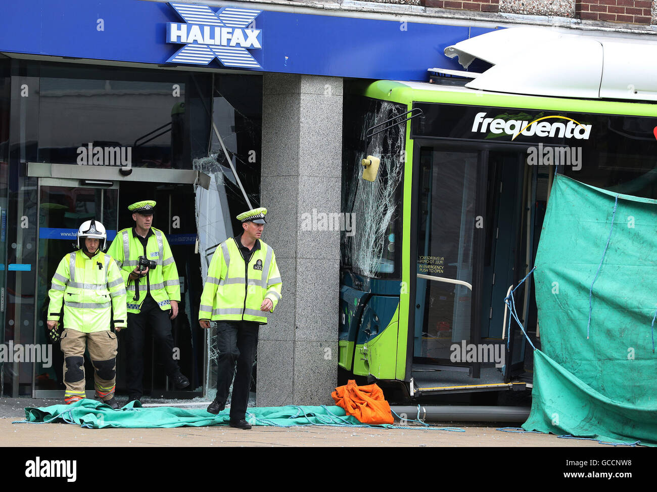 Die Szene in Darlington, wo eine ältere weibliche Fußgänger nach einem Bus starb hat, stürzte in einer Halifax Bank-Filiale. Stockfoto