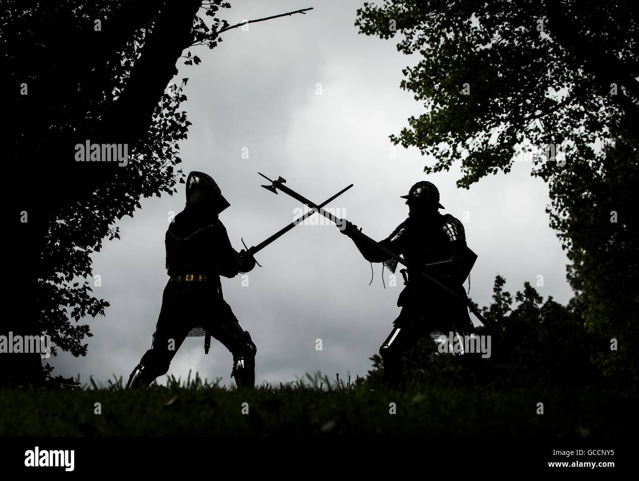 Stuart Ivinson (links) und Dean Davidson im späten 14. bis zum Anfang des 15. Jahrhunderts Rüstungen wie Tausende von Mediävisten aus aller Welt strömen in Leeds für die 23. internationalen mittelalterlichen Kongress. Stockfoto