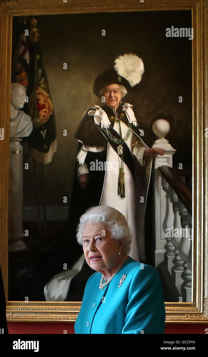Königin Elizabeth II in der Bogenschütze's Hall in Edinburgh, wo ein neues Porträt von Nicky Philipps Künstler gemalt wurde anlässlich ihres 90. Geburtstags-Jahres vorgestellt. Stockfoto