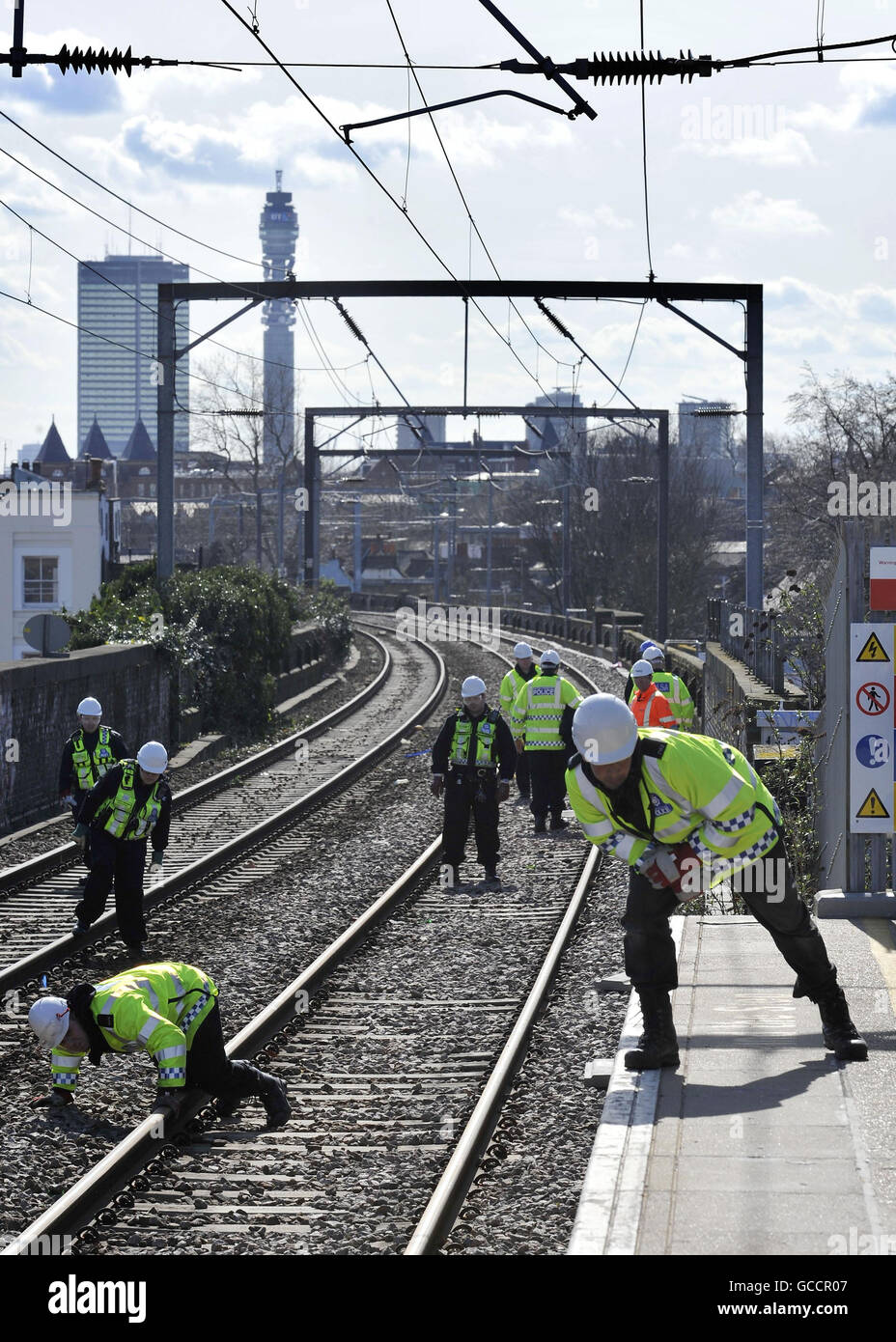 Britische Verkehrspolizisten durchsuchen die Gleise auf der London Overground Route zwischen den Bahnhöfen Camden Road und Kentish Town West im Rahmen der Terrorismusbekämpfung „Operation Safe Return“. Stockfoto