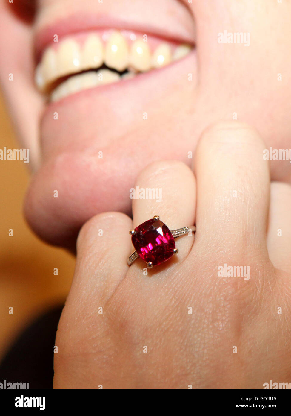 Ein Mitarbeiter von Sotheby modelliert einen burmesischen Ring mit Rubin und Diamant mit einem Gewicht von 8.66 Karat, der im April bei Sotheby's Magnificent Jewels Auktion in New York unter den Hammer geht. Stockfoto