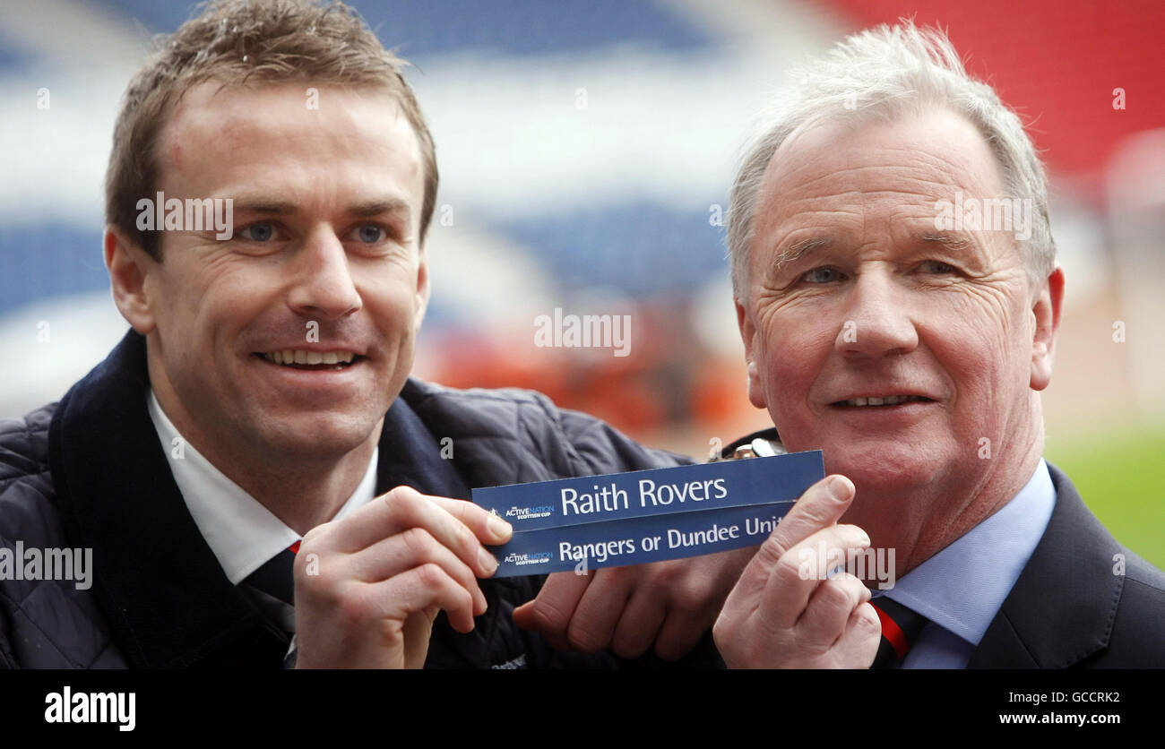 Raith Rovers Spieler Mark Campbell (links) und Raith Rovers Vorsitzender David Sommerville, mit dem Active Nation Scottish Cup nach dem Active Nation Scottish Cup Halbfinale Auslosung im Hampden Park in Glasgow, Schottland. Stockfoto