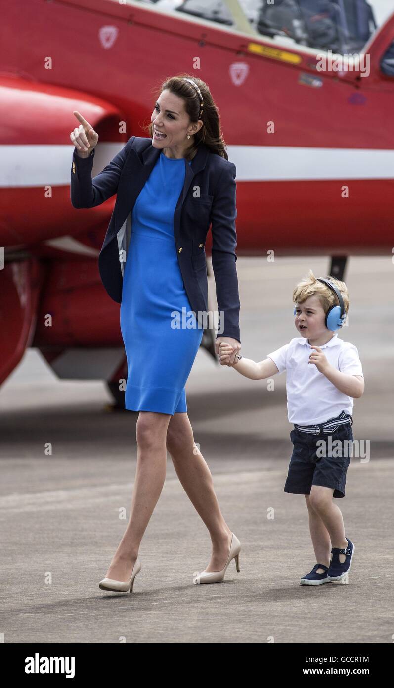 Prince George mit seiner Mutter die Herzogin von Cambridge während ...