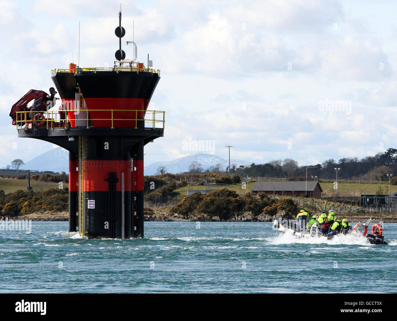 Energieminister Lord Hunt bei seinem Besuch beim Seestromturbinen-Gezeitenenergiewandler SeaGen im Strangford Lough, der weltweit ersten kommerziellen Gezeitenströmturbine. Stockfoto