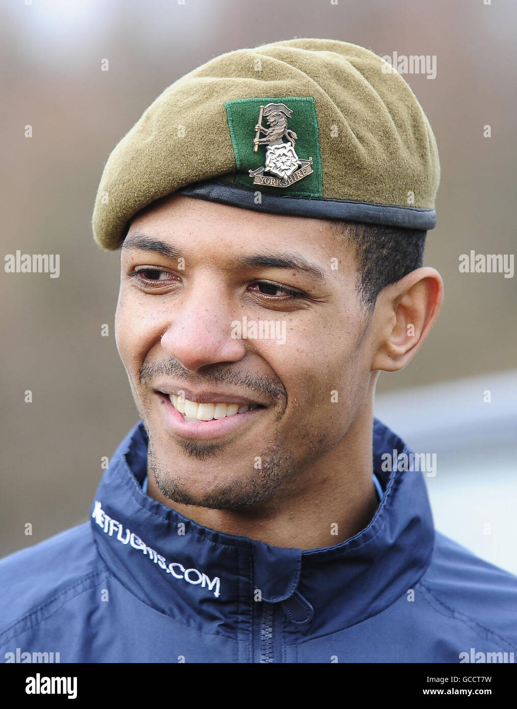 Jermaine Beckford von Leeds United versucht während des Trainings bei der Armee im Yorkshire Regt in der Queen Elizabeth Barracks in Strensall bei York eine britische Armeekappe zu erklagen. Stockfoto