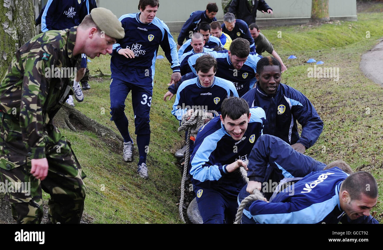 Fußball - Leeds United Zug Mit Armee - Queen Elizabeth Barracks. Mannschaft von Leeds United während des Trainings bei der Armee in Yorkshire Regt in Queen Elizabeth Barracks in Strensall bei York. Stockfoto