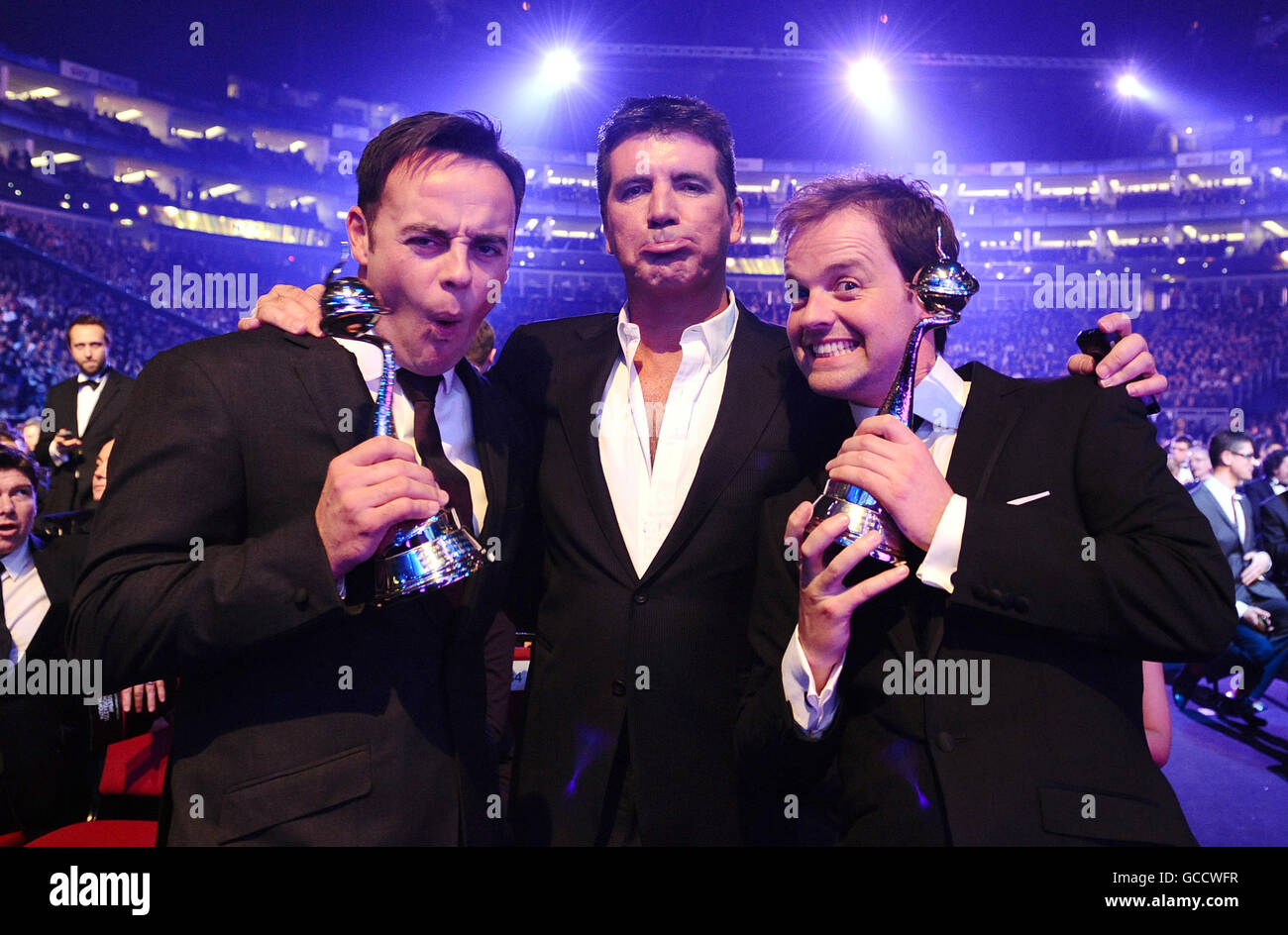 Anthony McPartlin (links), Simon Cowell und Declan Donnelly während der National Television Awards 2010 in der 02 Arena, London. Stockfoto